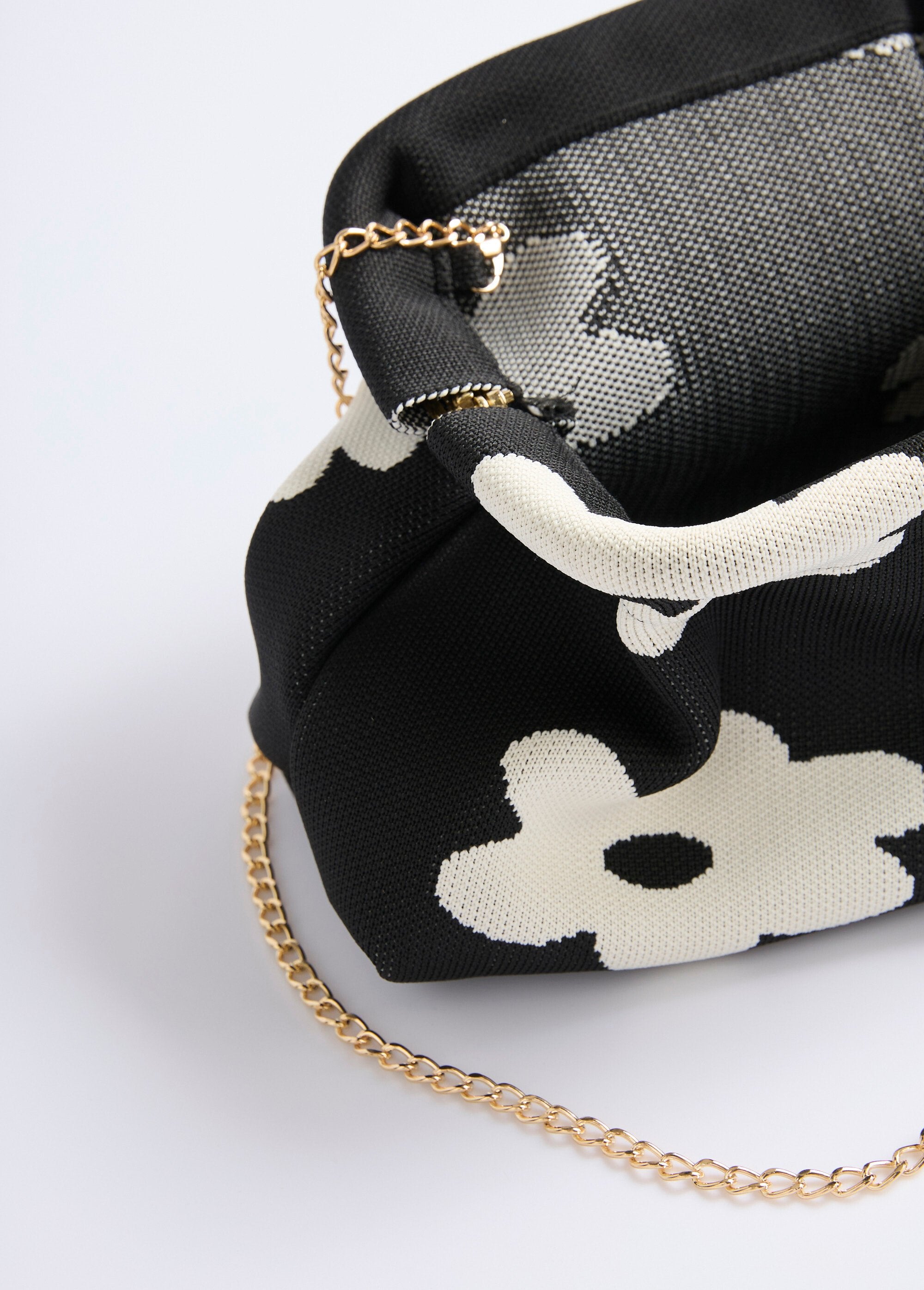 Mesh_handbag,_rigid_clasp_and_chain_Black_and_white_DE1_slim