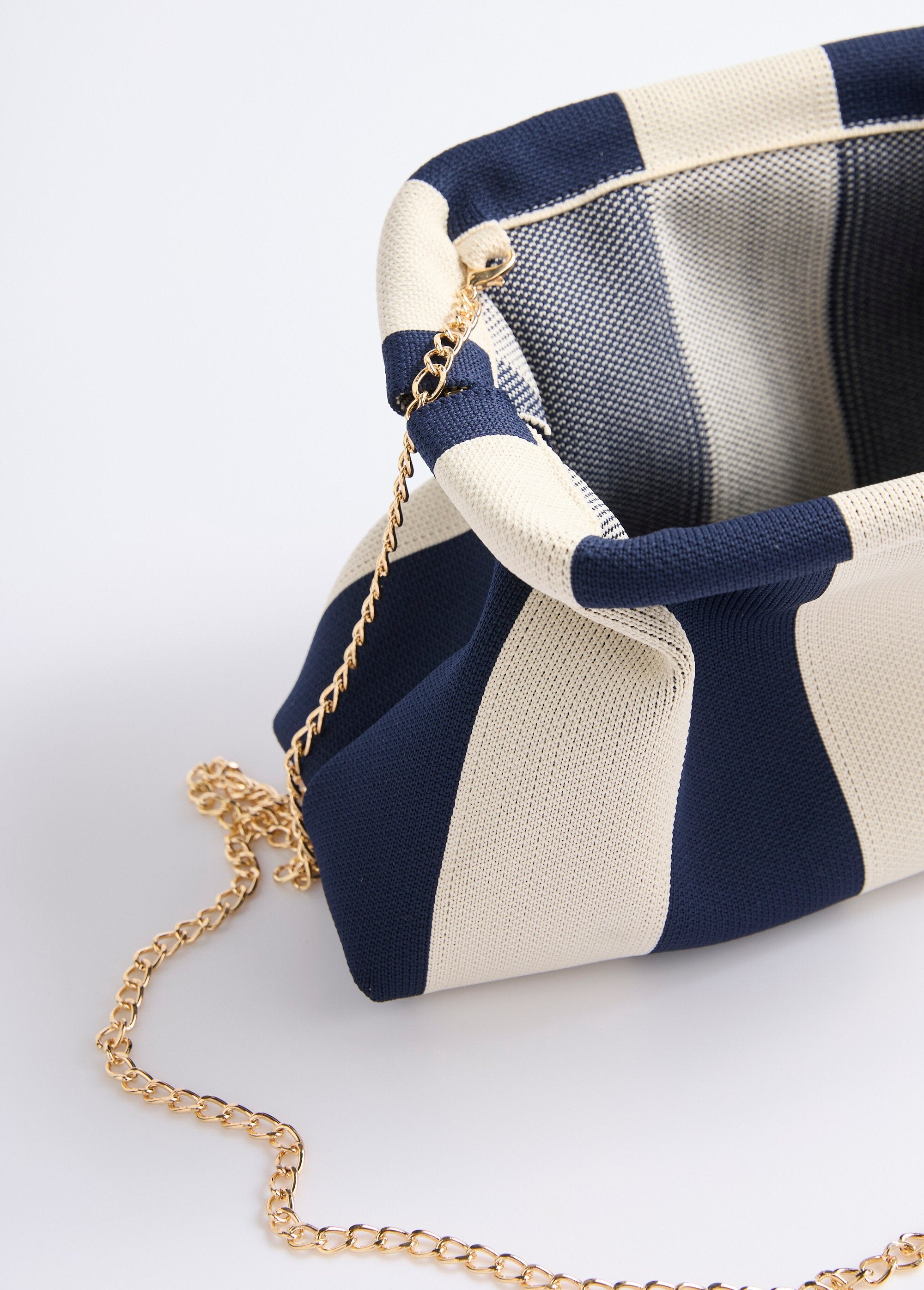 Fashionable_mesh_handbag_with_rigid_clasp_Navy_and_ecru_DE1_slim