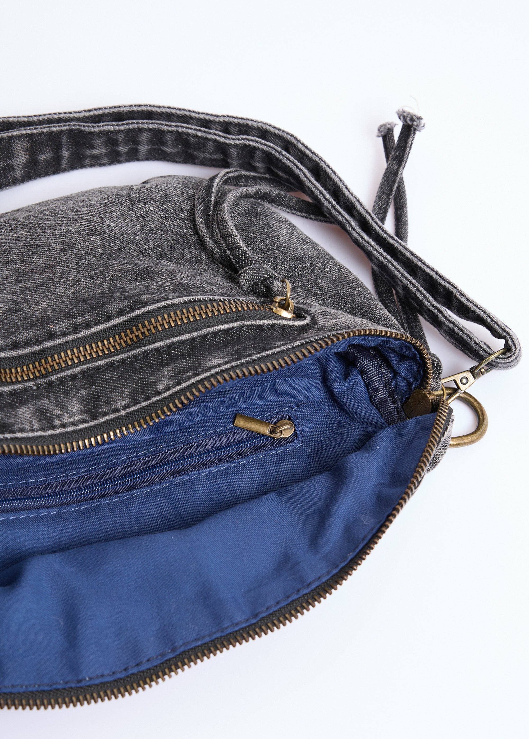 Zipped_fanny_pack_in_distressed_denim_Grey_jeans_DE1_slim