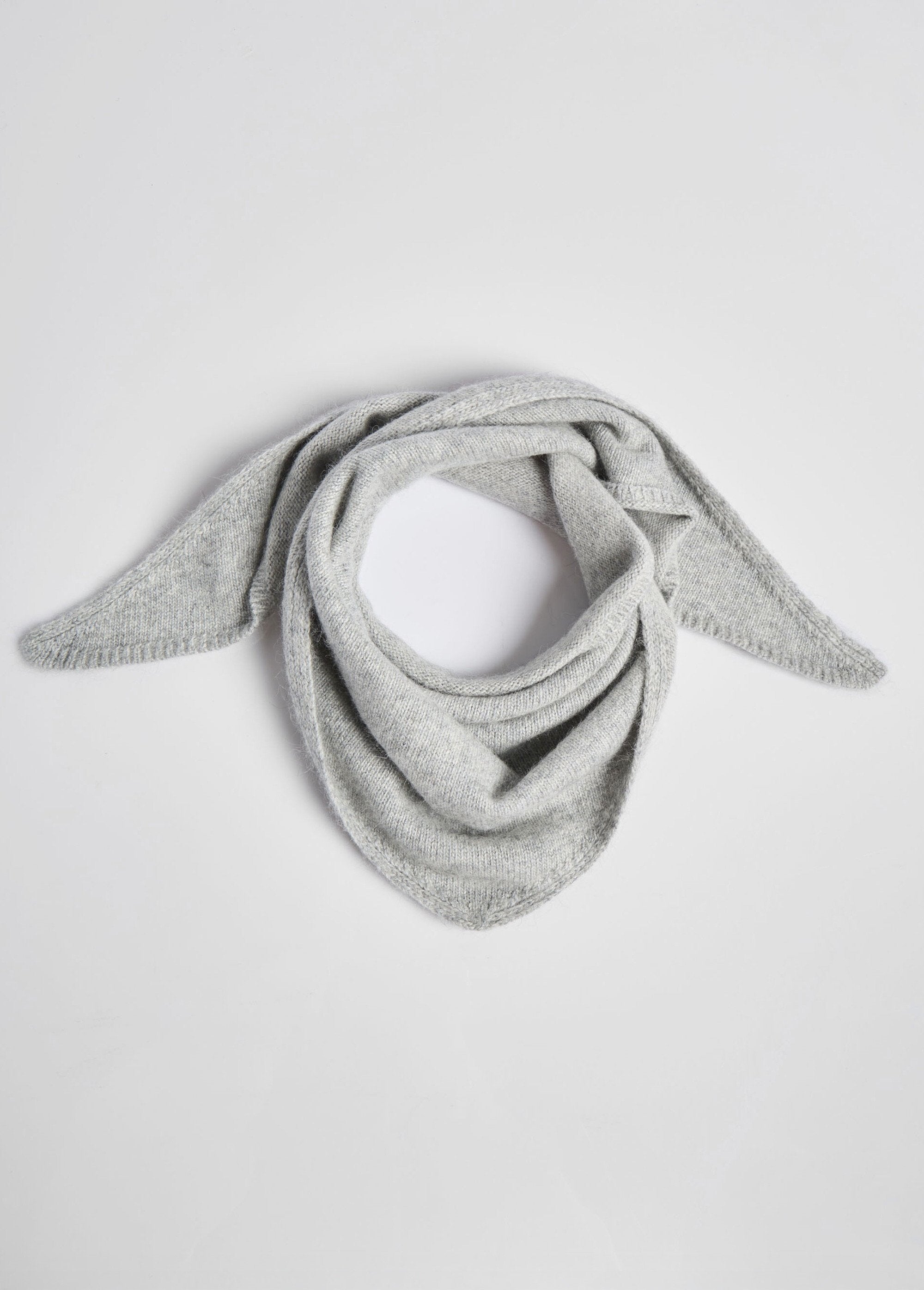 Triangle_scarf_with_wool_and_cashmere_Light_gray_FA1_slim