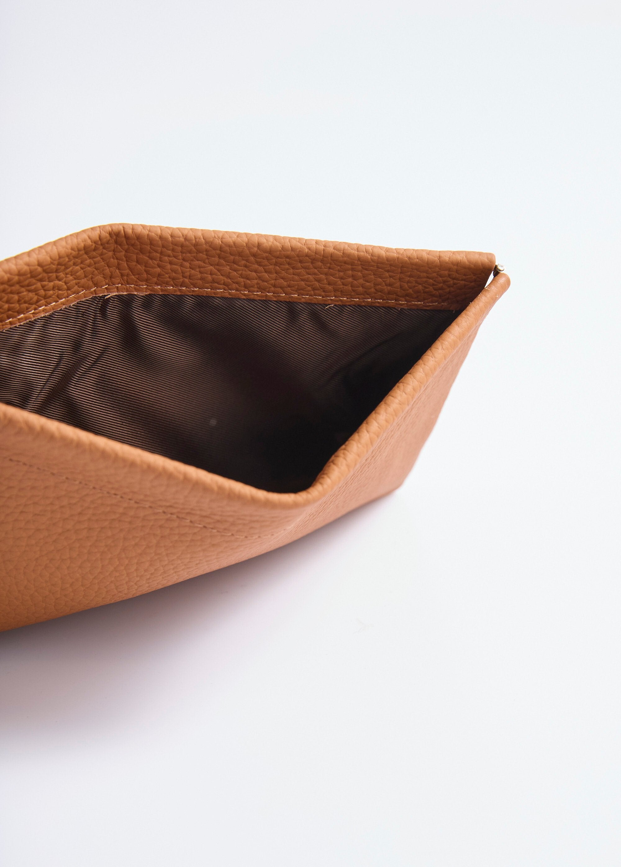 Small_leather_pouch_with_rigid_closure_camel_DE1_slim