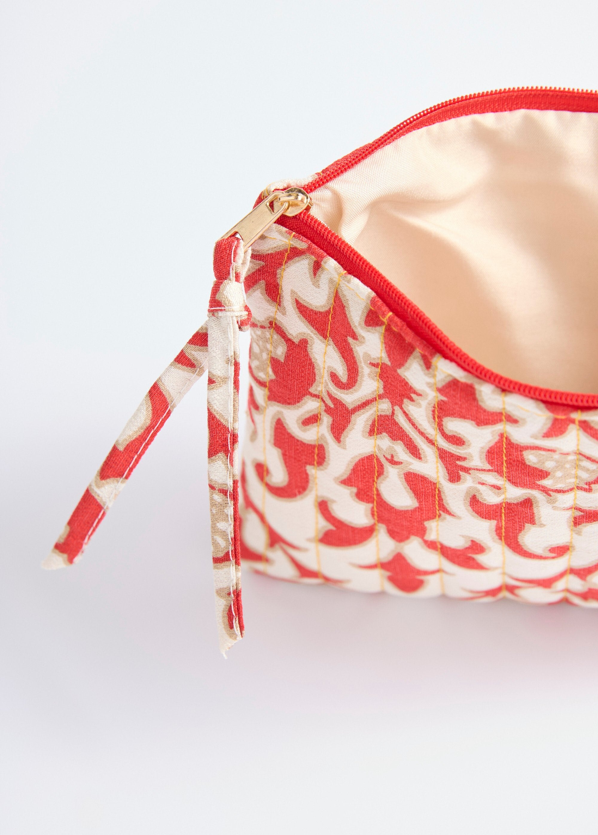 Small_quilted_zipped_pouch_Red_and_ecru_DE1_slim