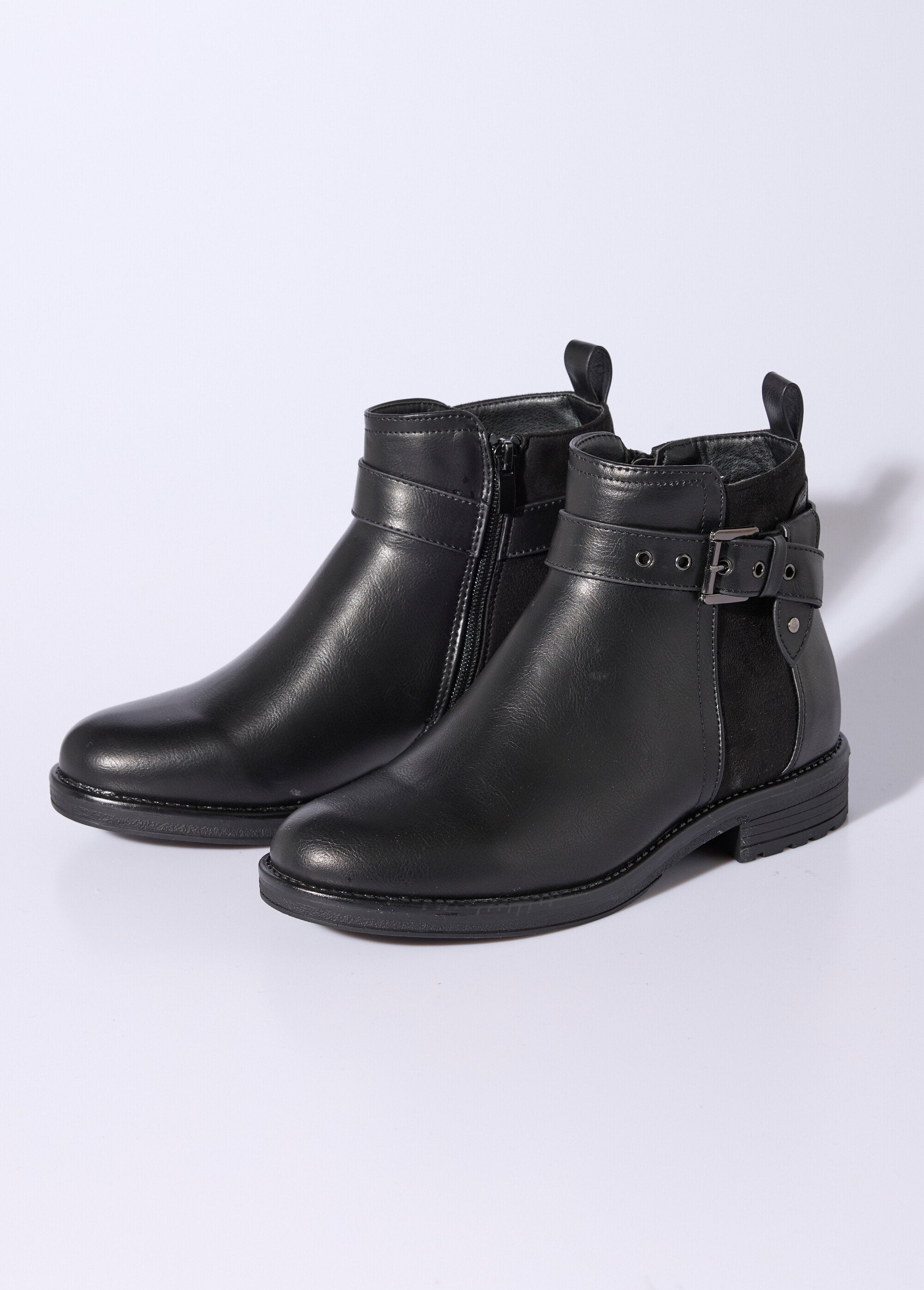 Two-material_boots_with_ankle_strap_Black_DE1_slim