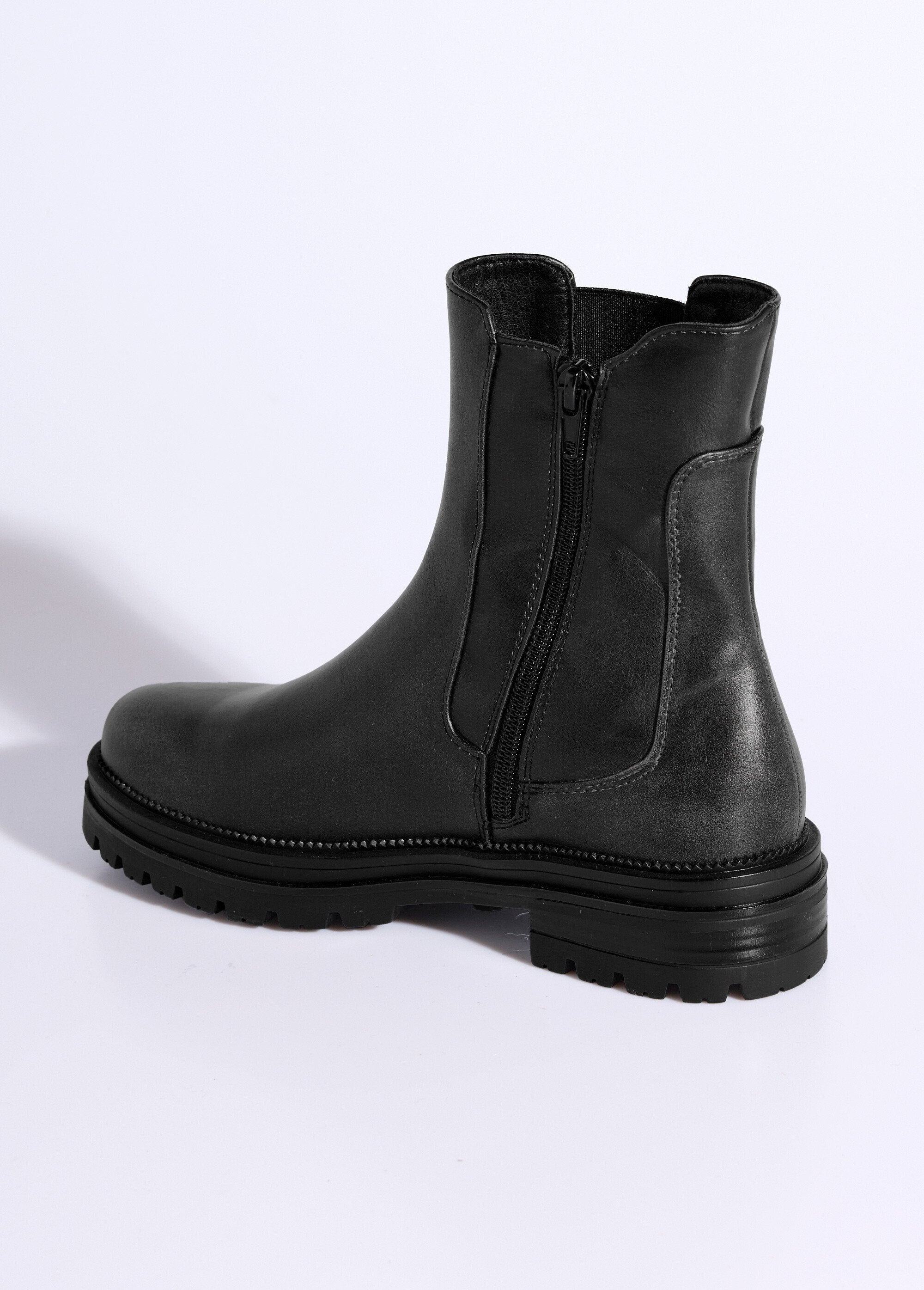 High-top_Chelsea_boots_with_lug_soles_Black_DO1_slim