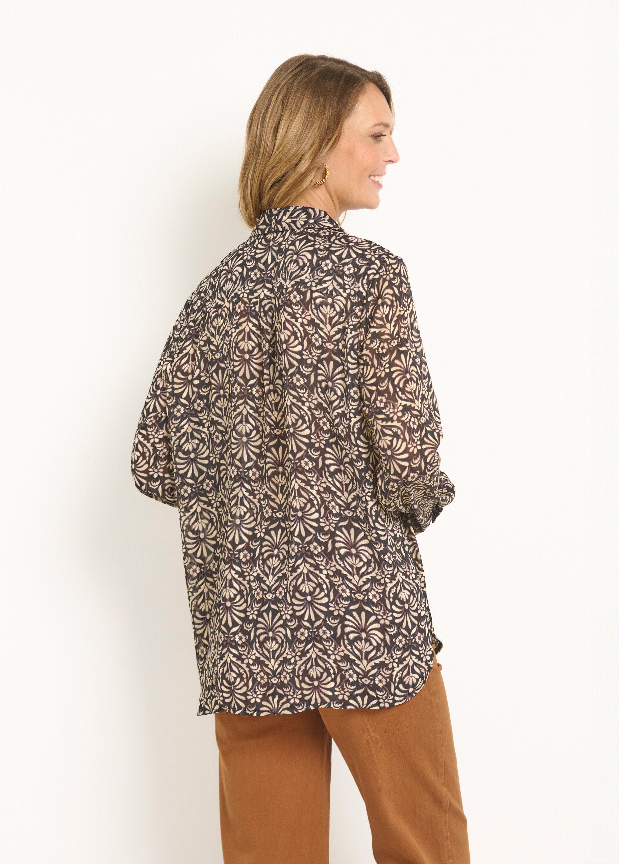 Shiny_thread_blouse_with_sleeves_and_tabs_Black_and_beige_DO1_slim