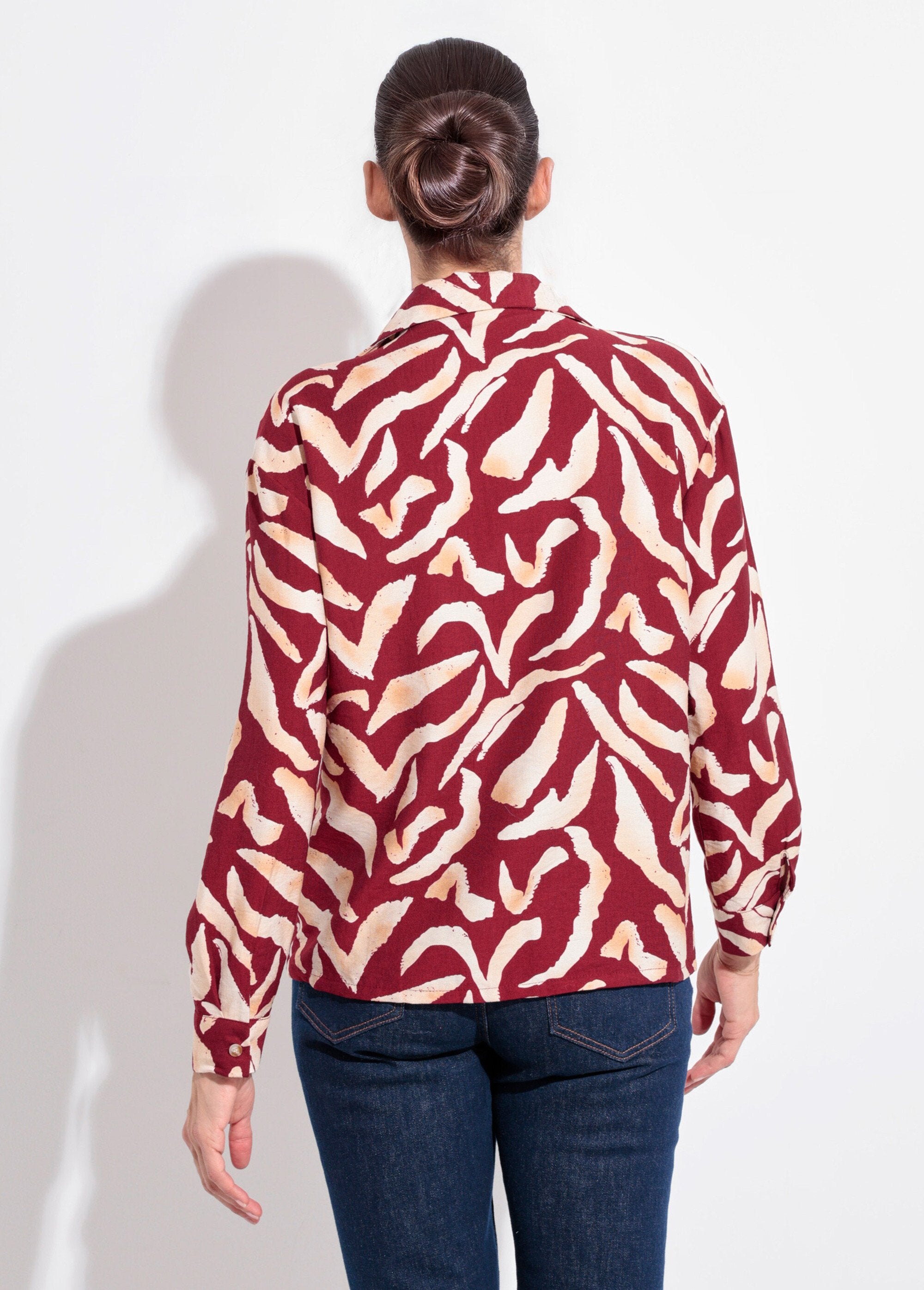 Graphic_print_blouse_with_tailored_collar_Bordeaux_and_ecru_DO1_slim