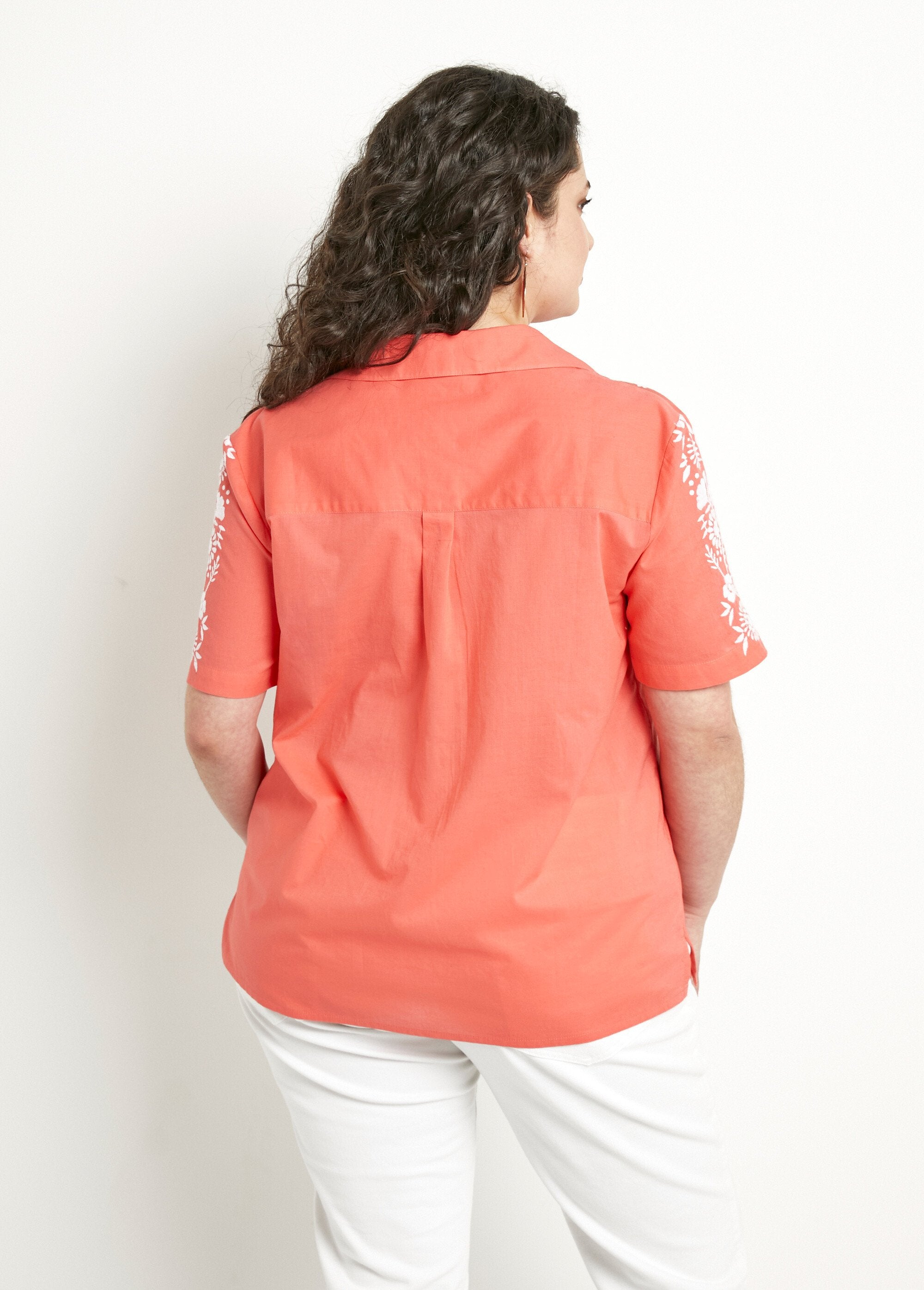Long_embroidered_cotton_blouse_with_short_sleeves_Coral_and_white_DO1_curvy