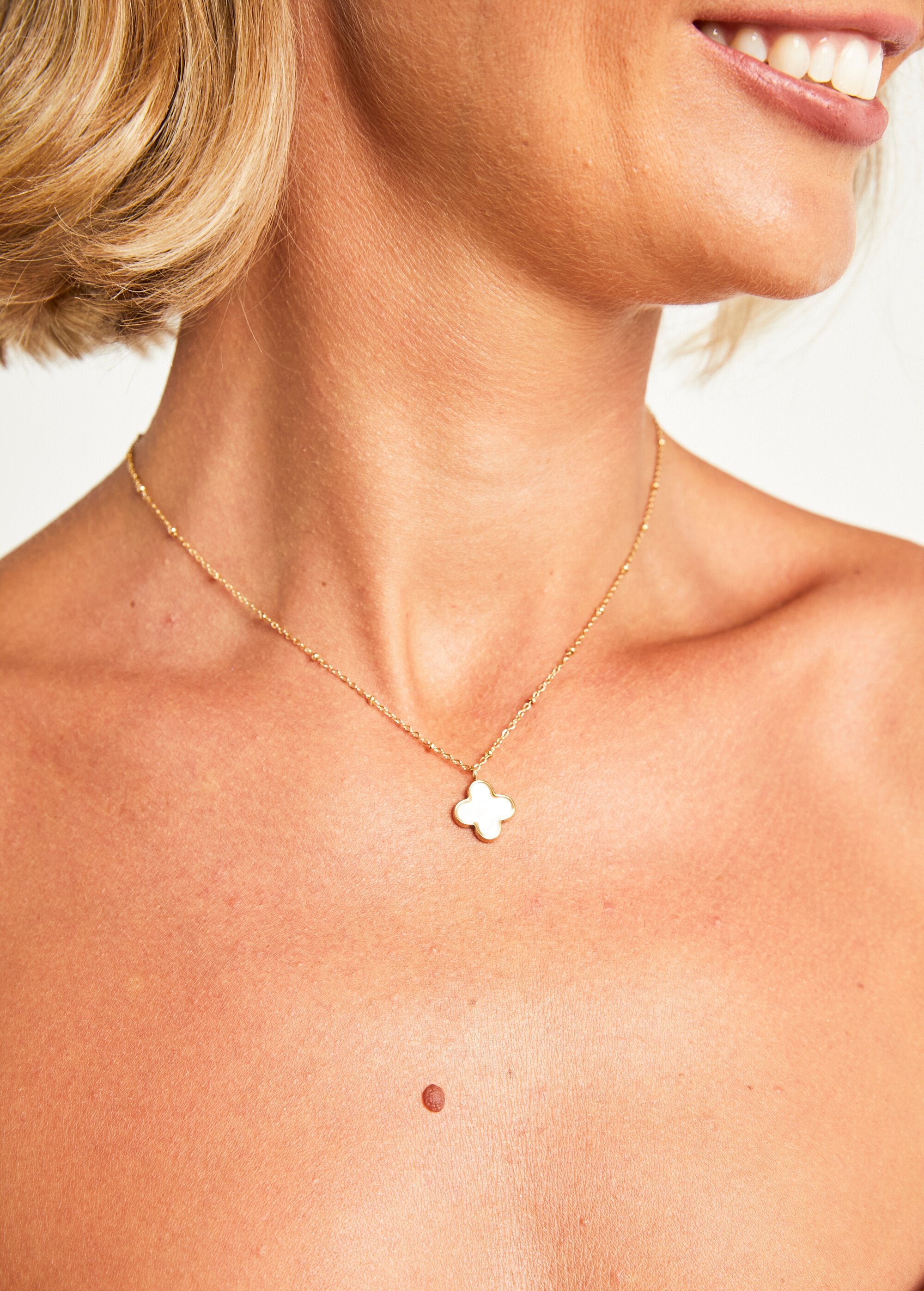 Steel_necklace_with_mother-of-pearl_pendant_Golden_FA1_slim