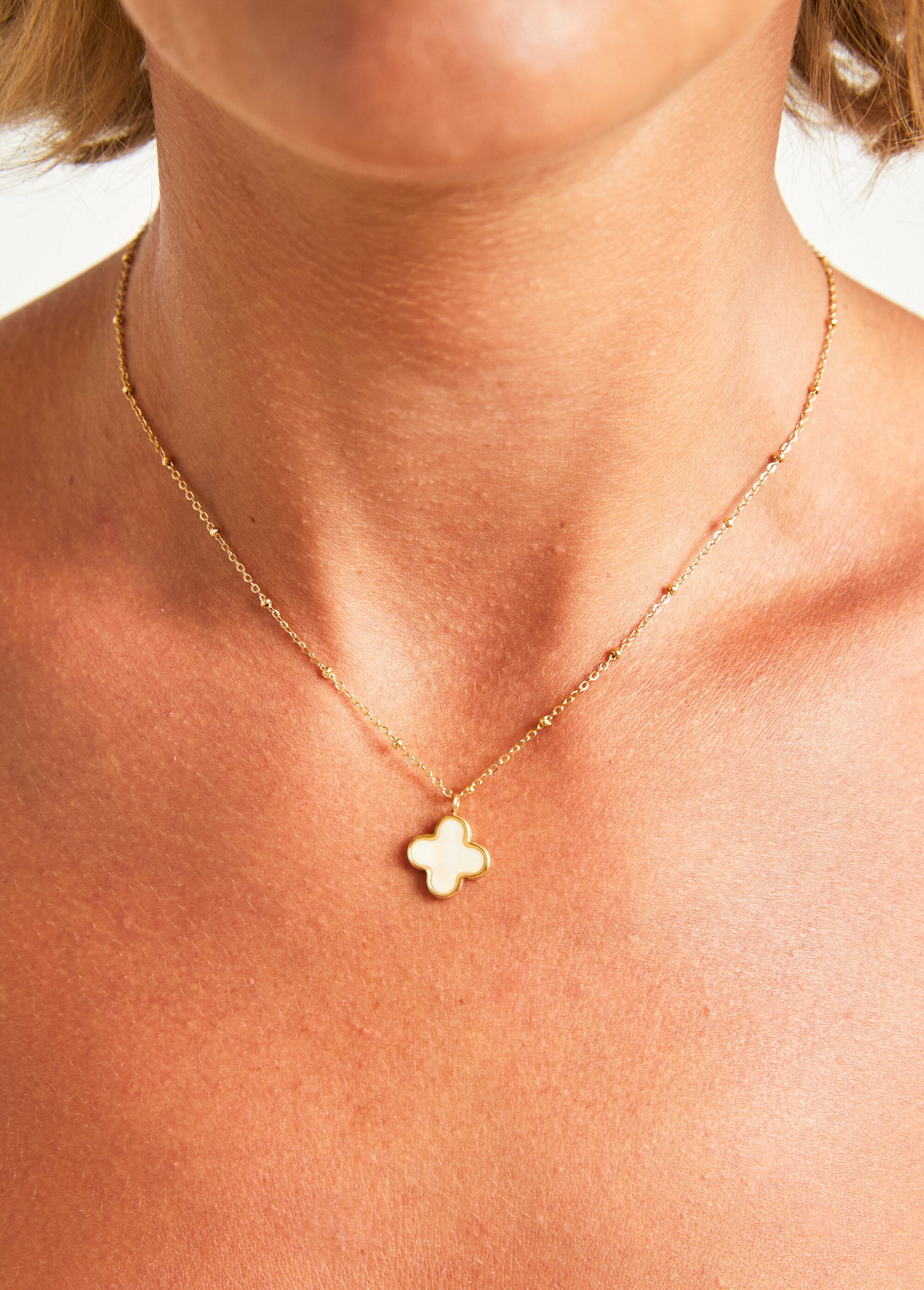 Steel_necklace_with_mother-of-pearl_pendant_Golden_FA2_slim