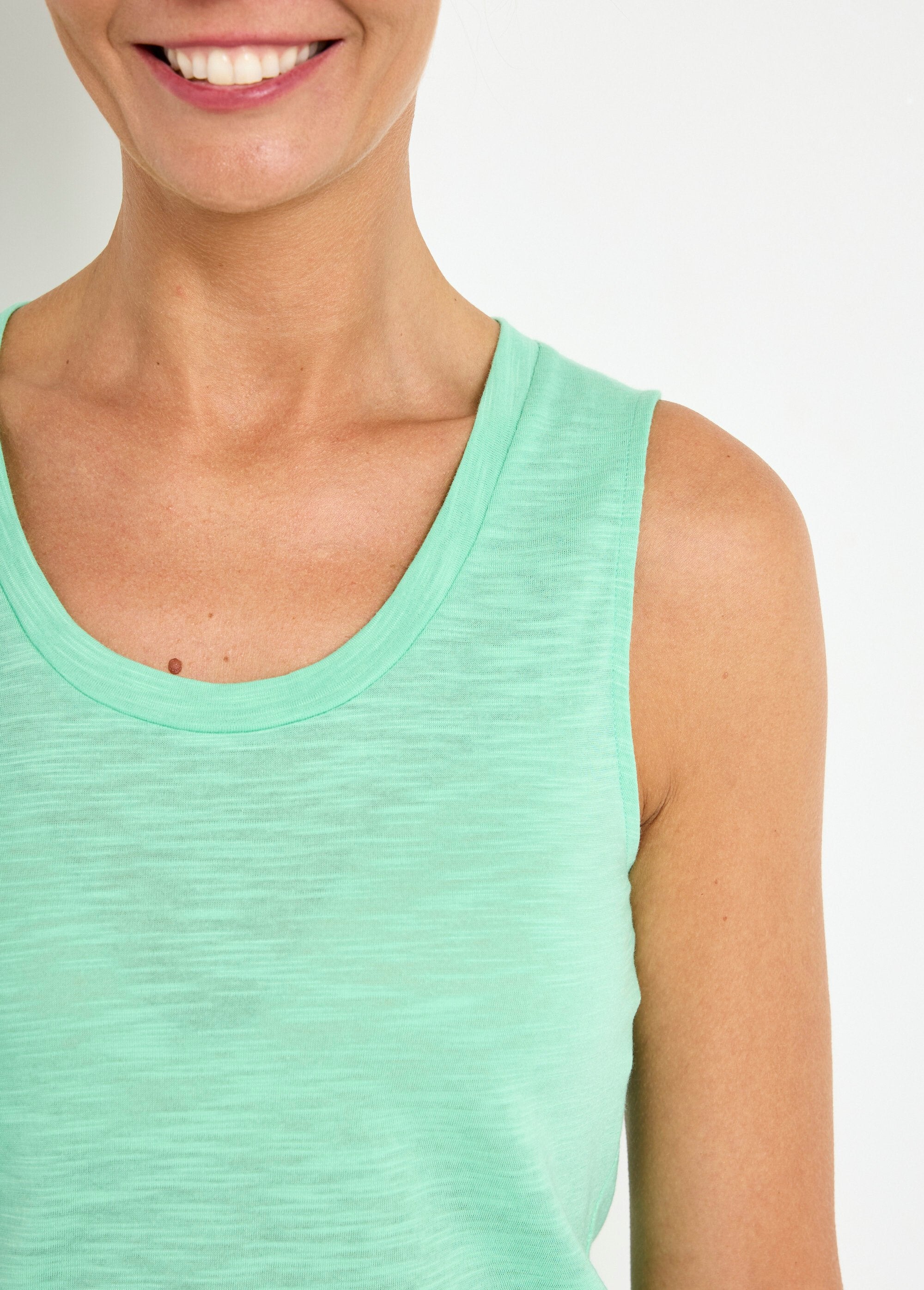 Flamed_knit_tank_top_with_dancer_collar_Green_DE1_slim