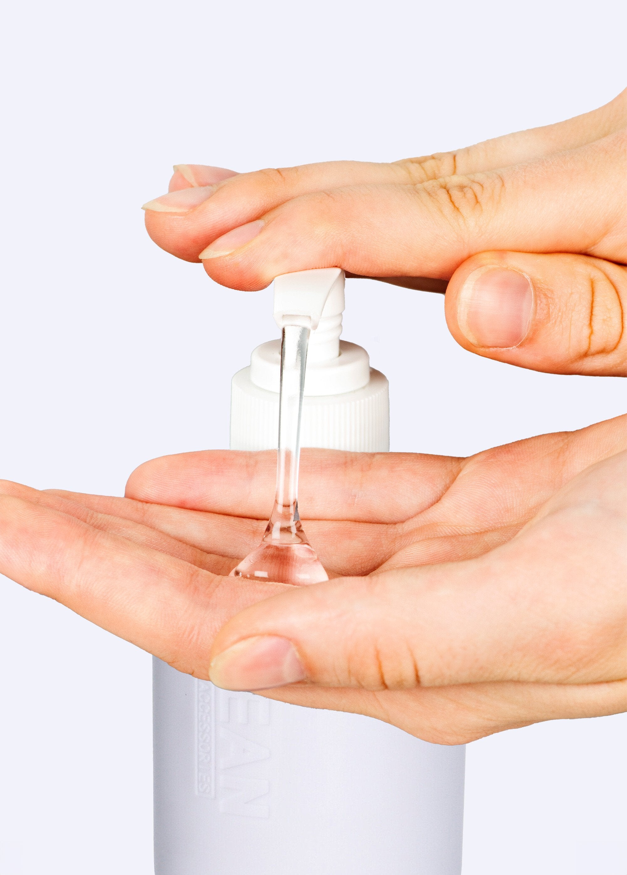 Bamboo_Letters_Liquid_Soap_Dispenser_White_and_bamboo_DE1_slim