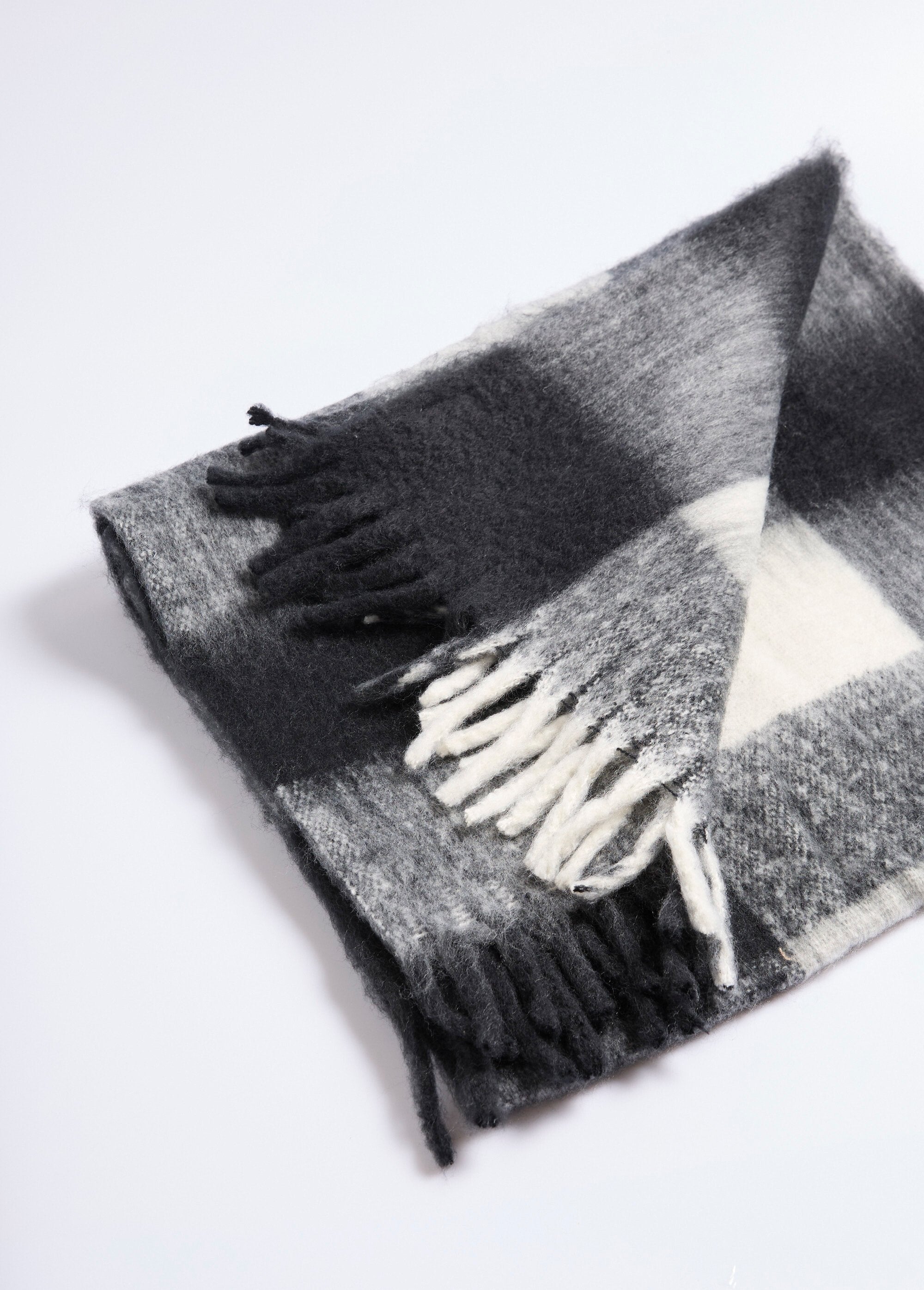 Warm_plaid_scarf_with_fringes_Black_tile_DE1_slim