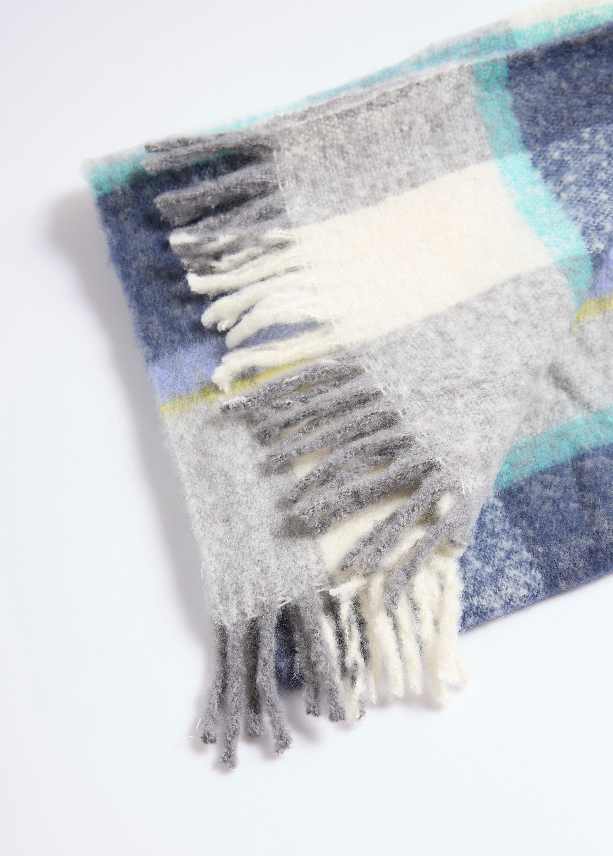 Warm_plaid_scarf_with_fringes_Blue_tile_DE1_slim