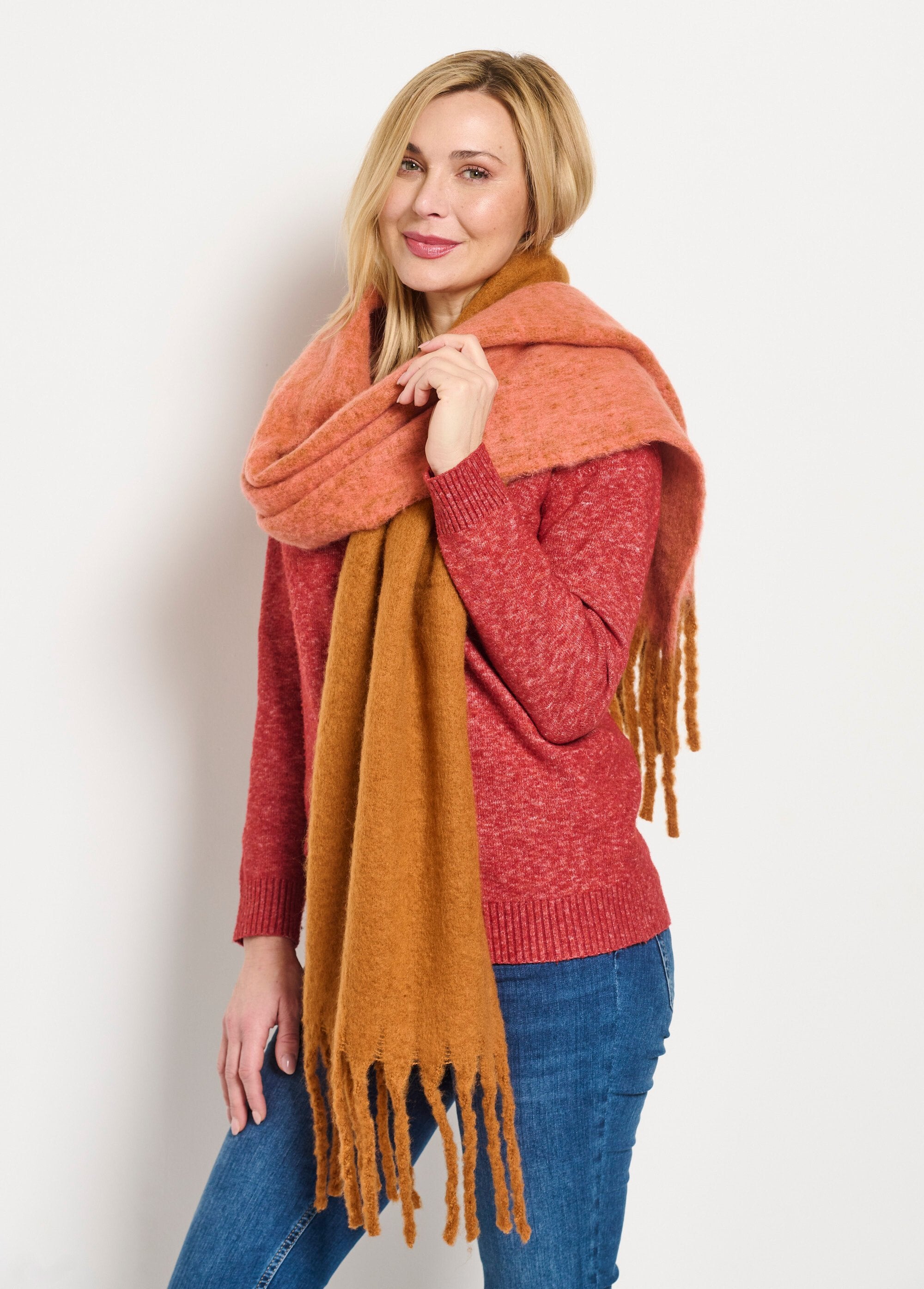 Two-tone_warm_scarf_with_fringes_Orange_and_brick_DR1_slim