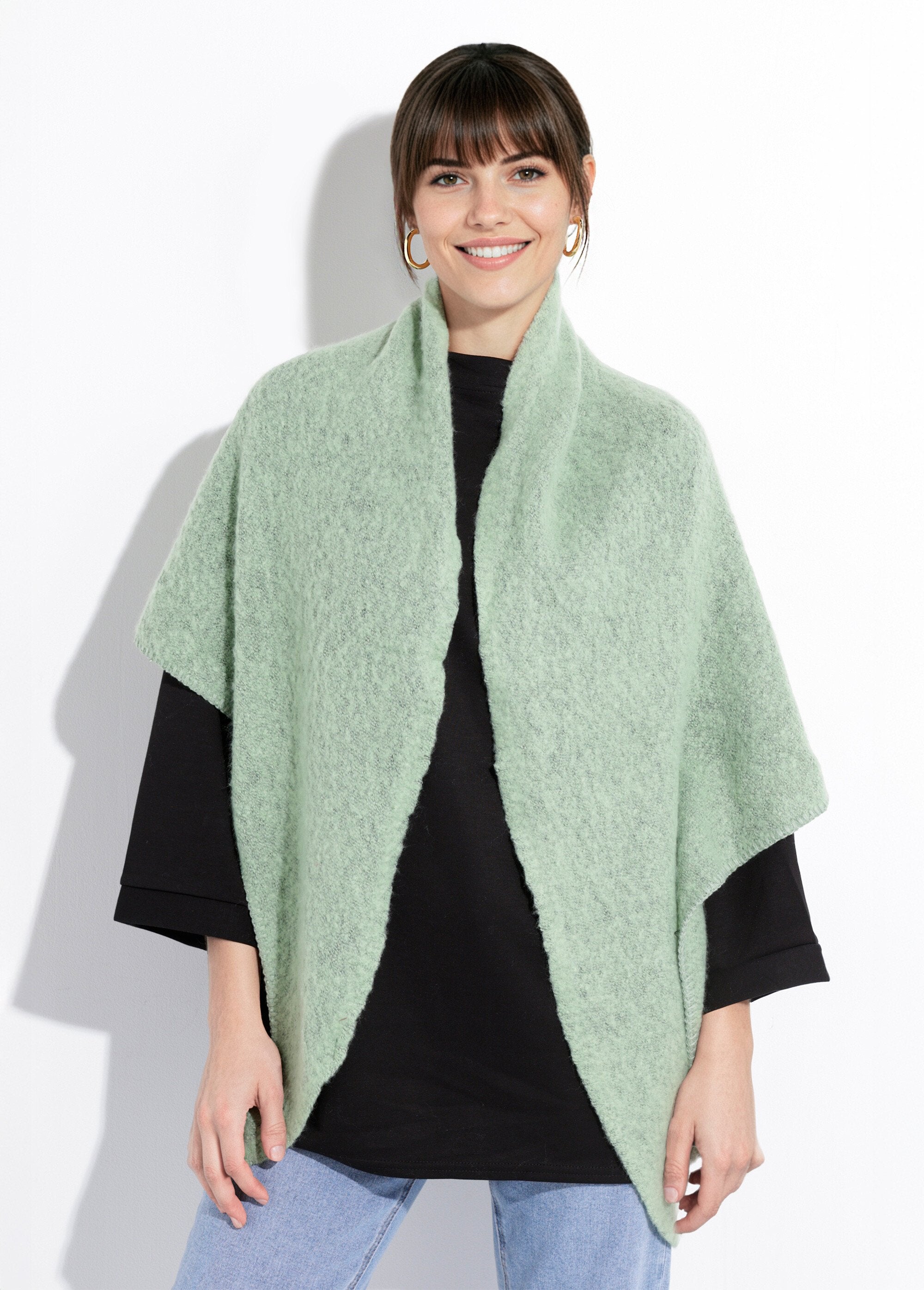 Soft_and_warm_knitted_triangle_scarf_Green_FA1_slim