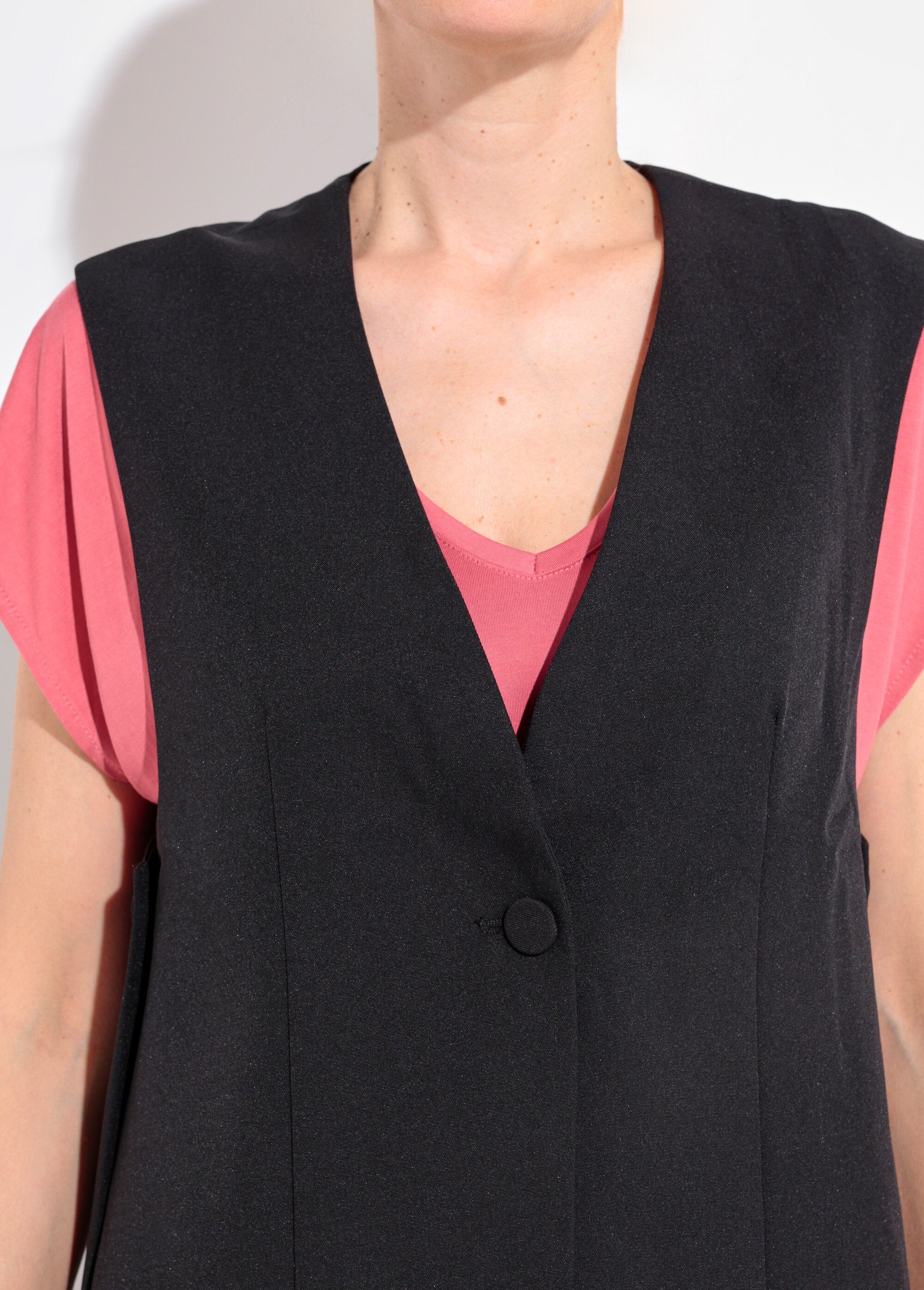 Sleeveless_suit_vest_with_side_buttons_Black_DE1_slim