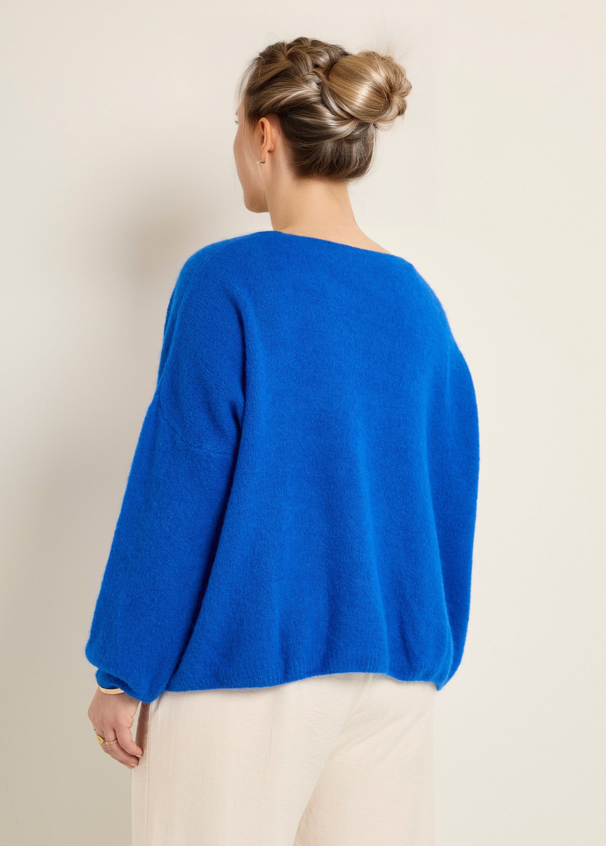 Alpaca_knit_cardigan,_V-neck_Hard_blue_DO1_curvy