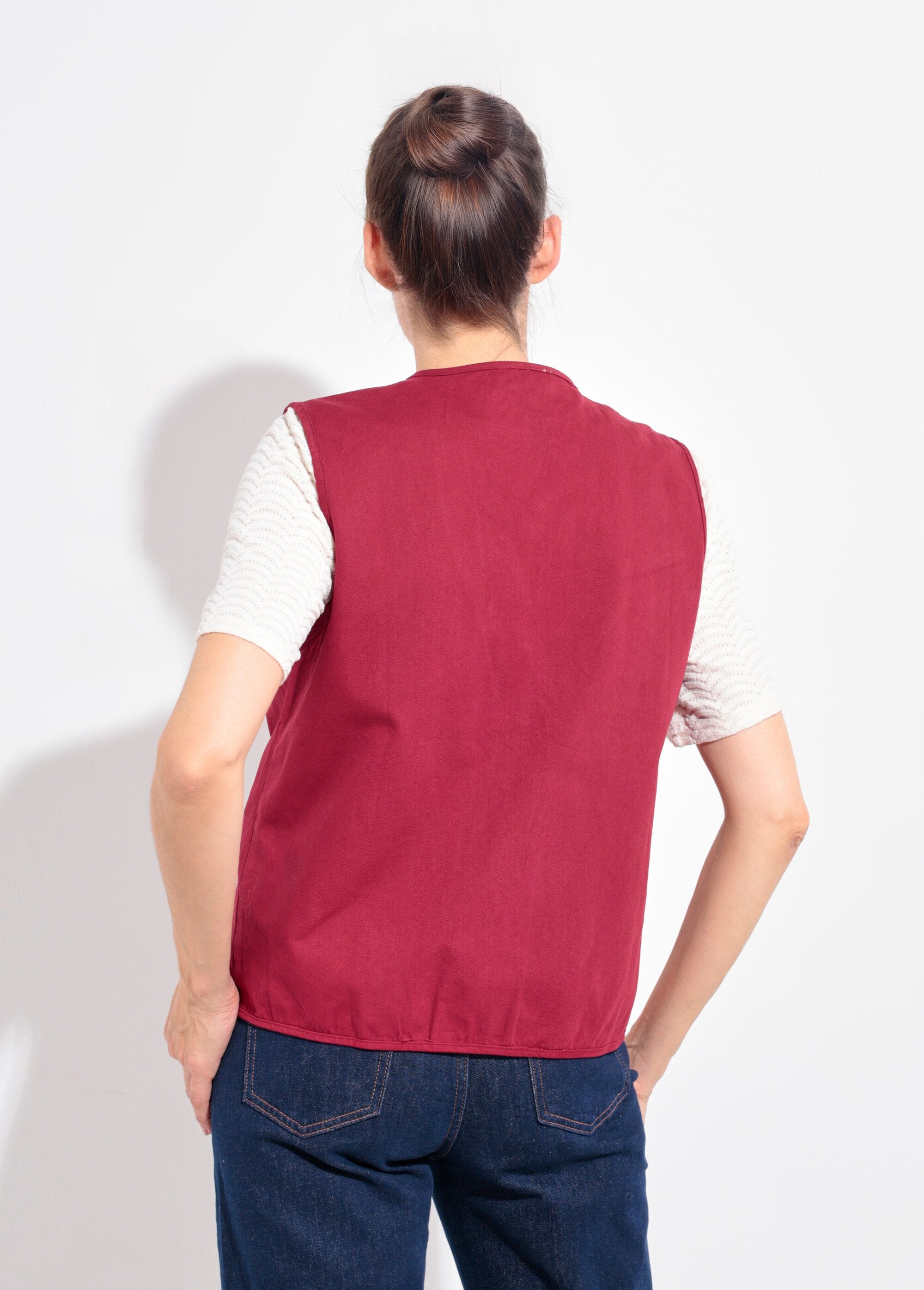 Sleeveless_round-neck_twill_vest_Bordeaux_DO1_slim