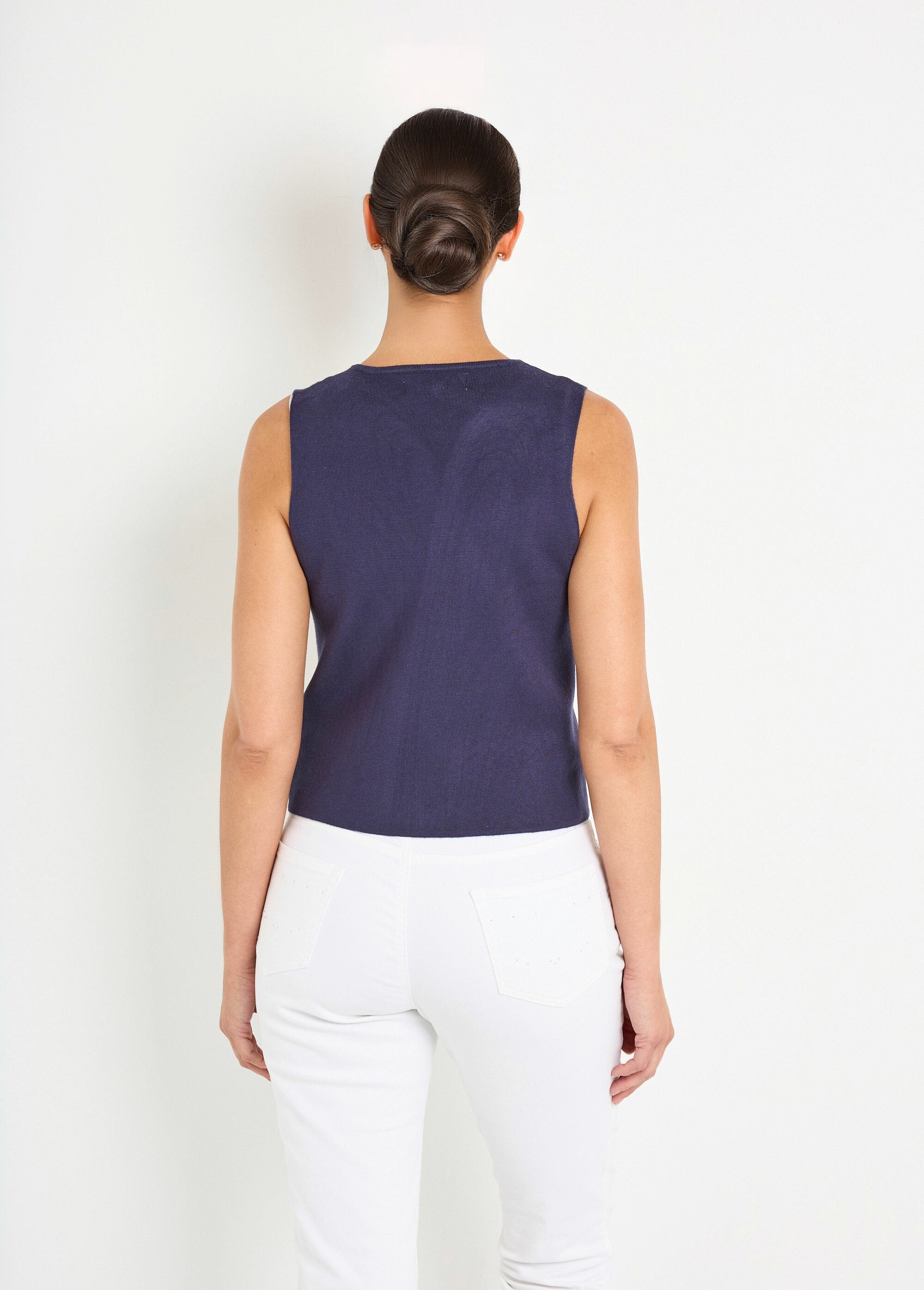 Sleeveless_knitted_and_embroidered_vest_Marine_DO1_slim