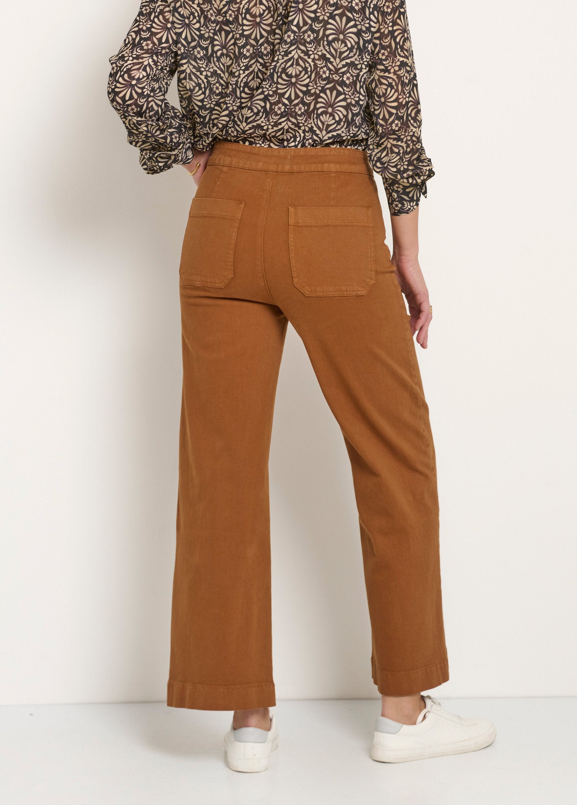 Jeans_with_metal_buttons,_special_PETITE_camel_DO1_slim