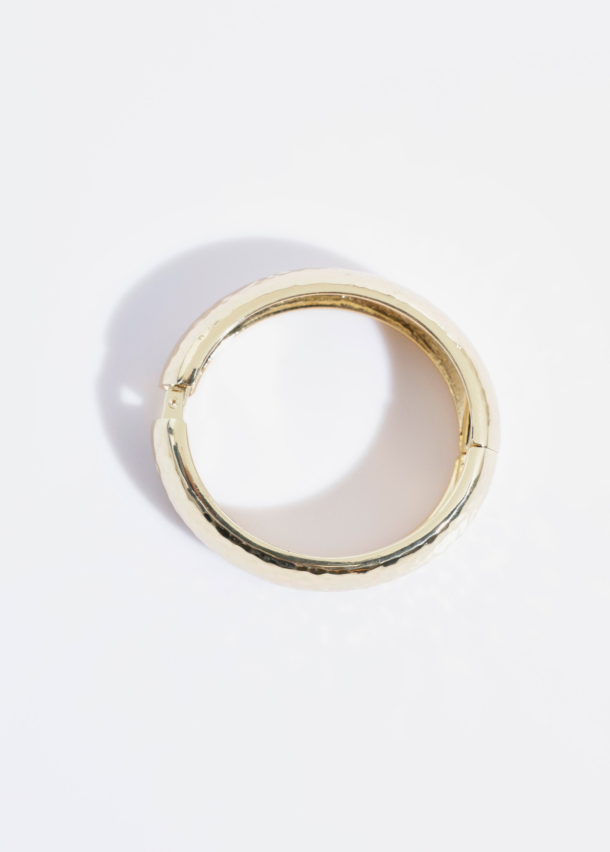 Wide_hammered_stainless_steel_bangle_Golden_DE1_slim