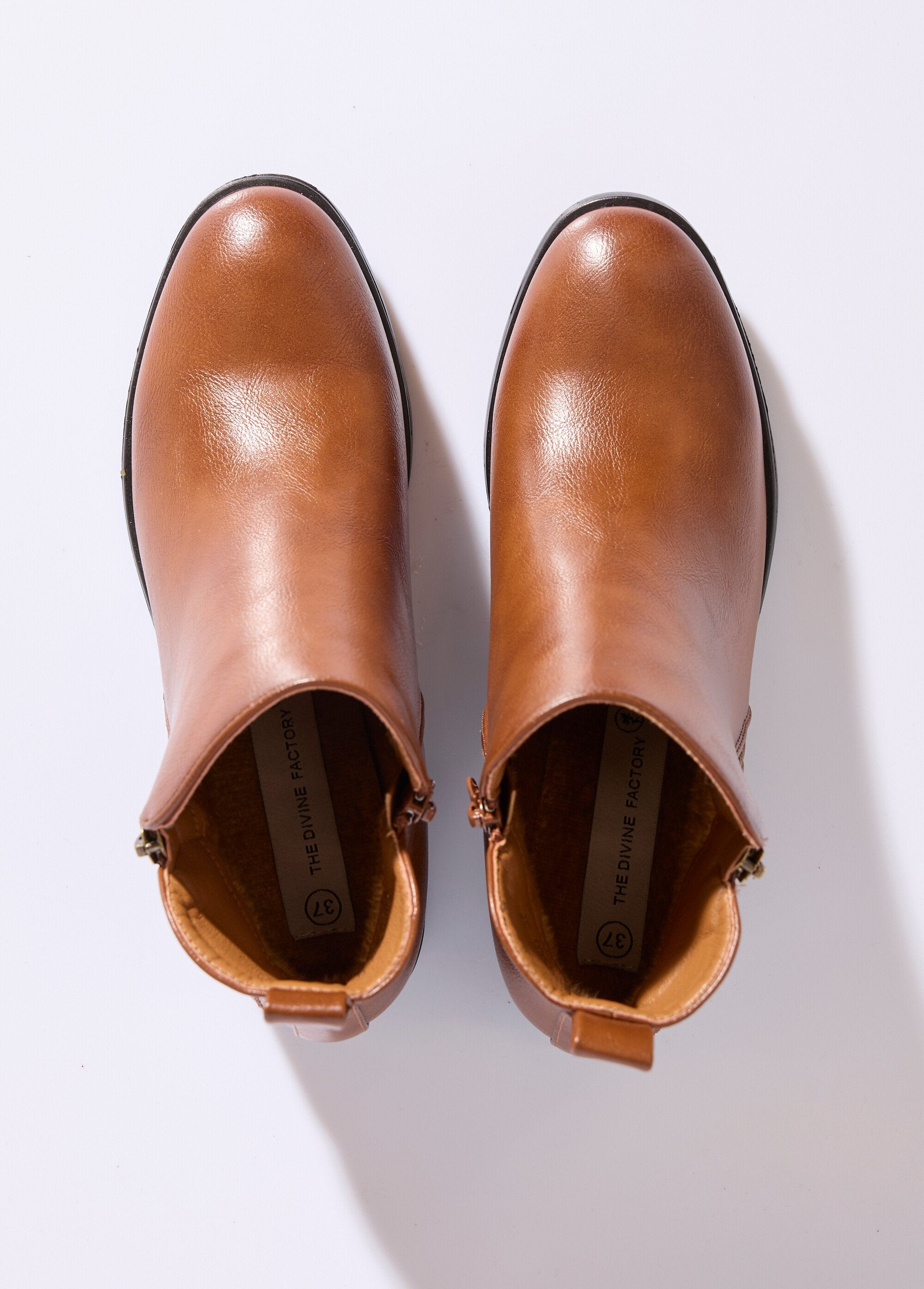 Low_boots_with_wide_heel_and_decorative_zip_camel_OV1_slim