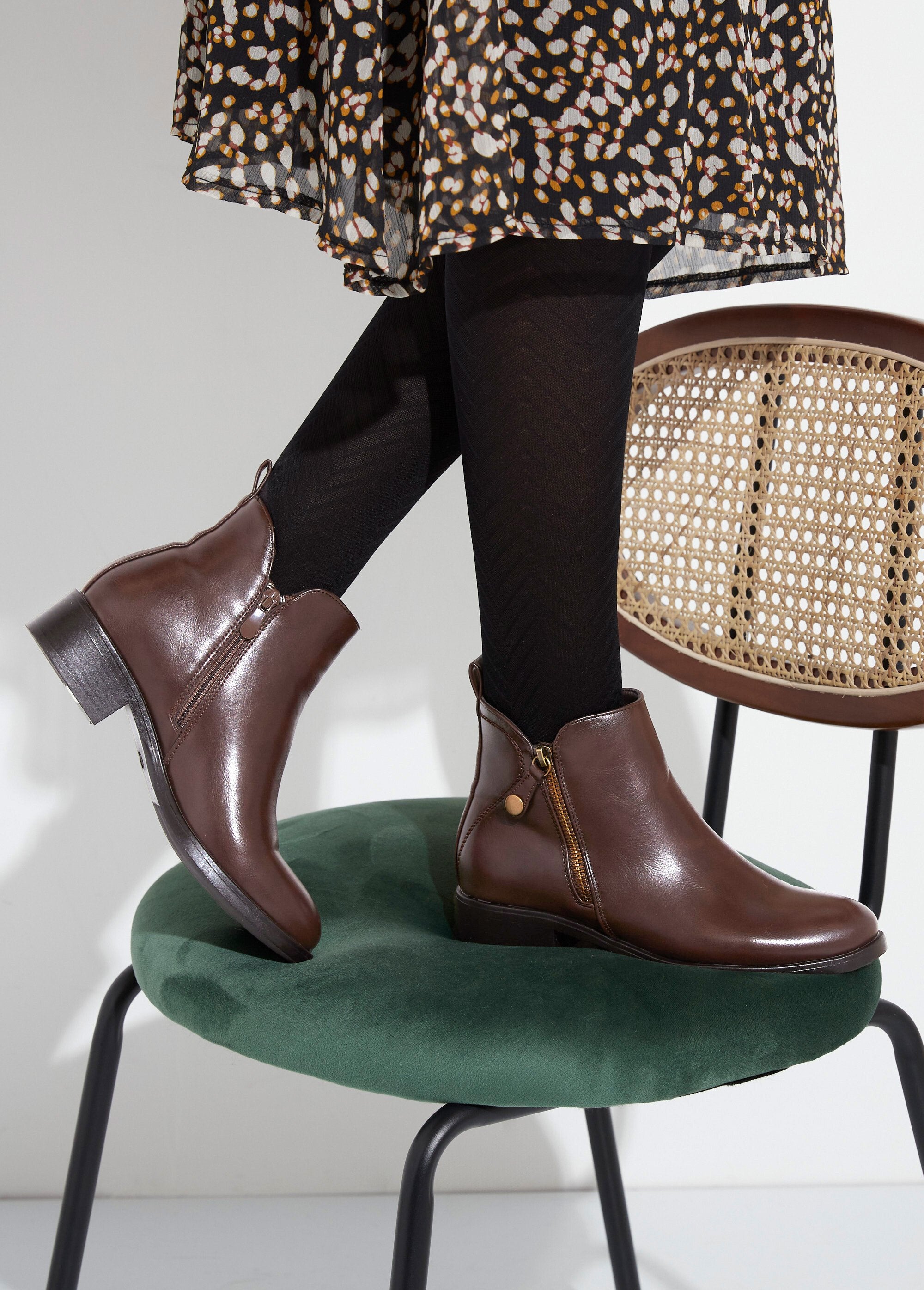 Low_boots_with_wide_heel_and_decorative_zip_Brown_SF1_slim
