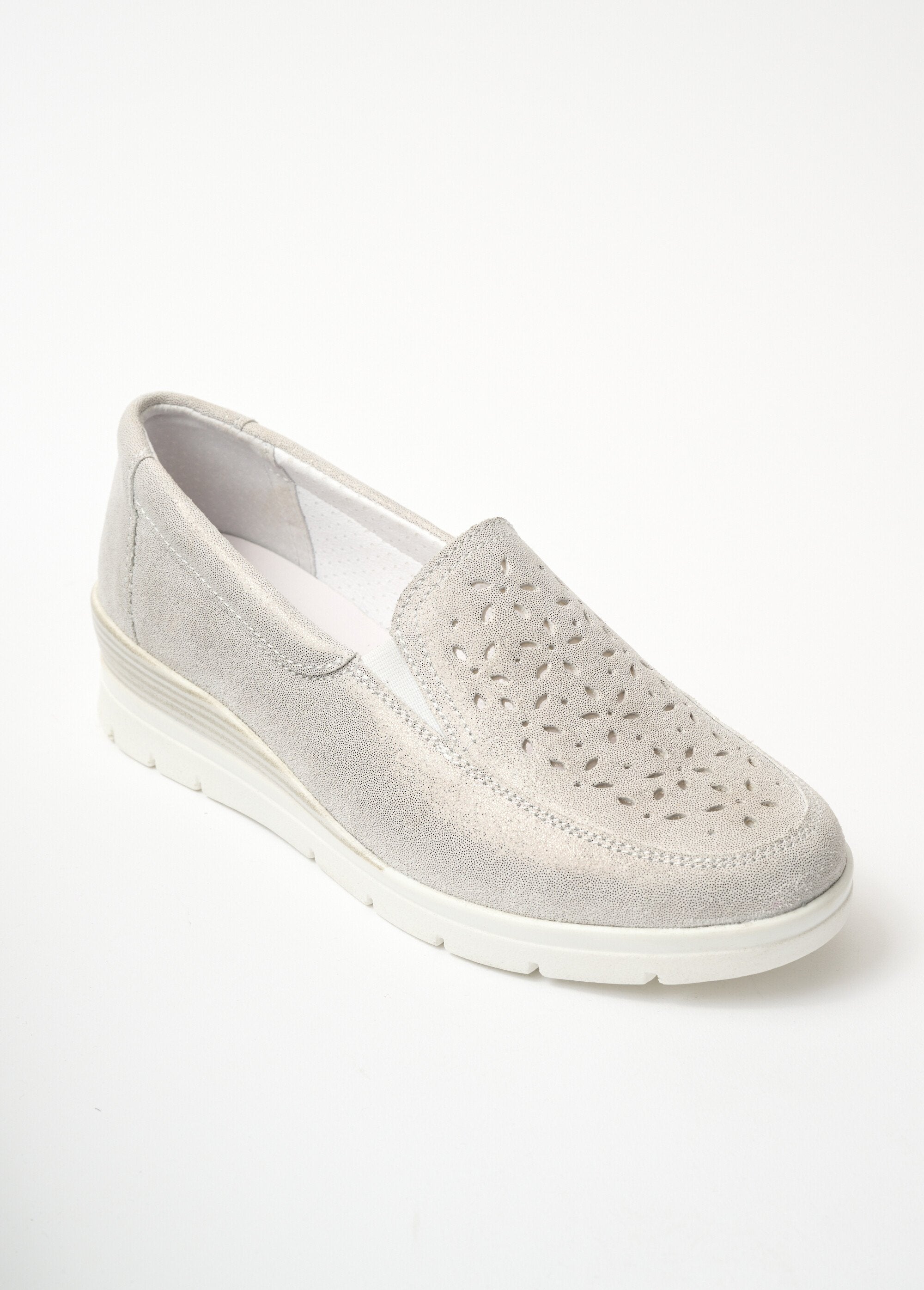 Wide-width_shiny_leather_moccasins_Silver_FA1_slim