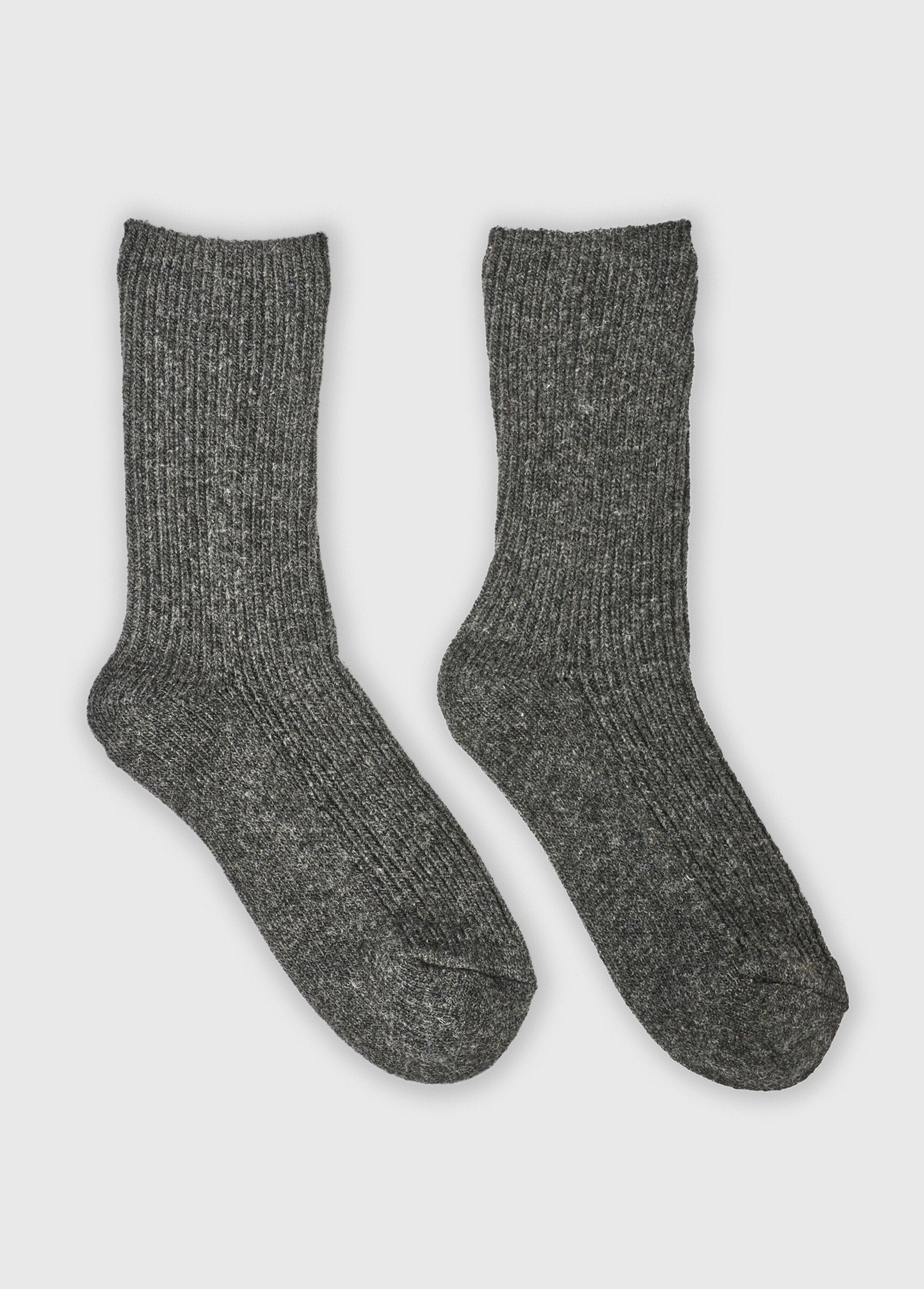 Pair_of_fine_ribbed_wool_socks_Dark_gray_FA1_slim