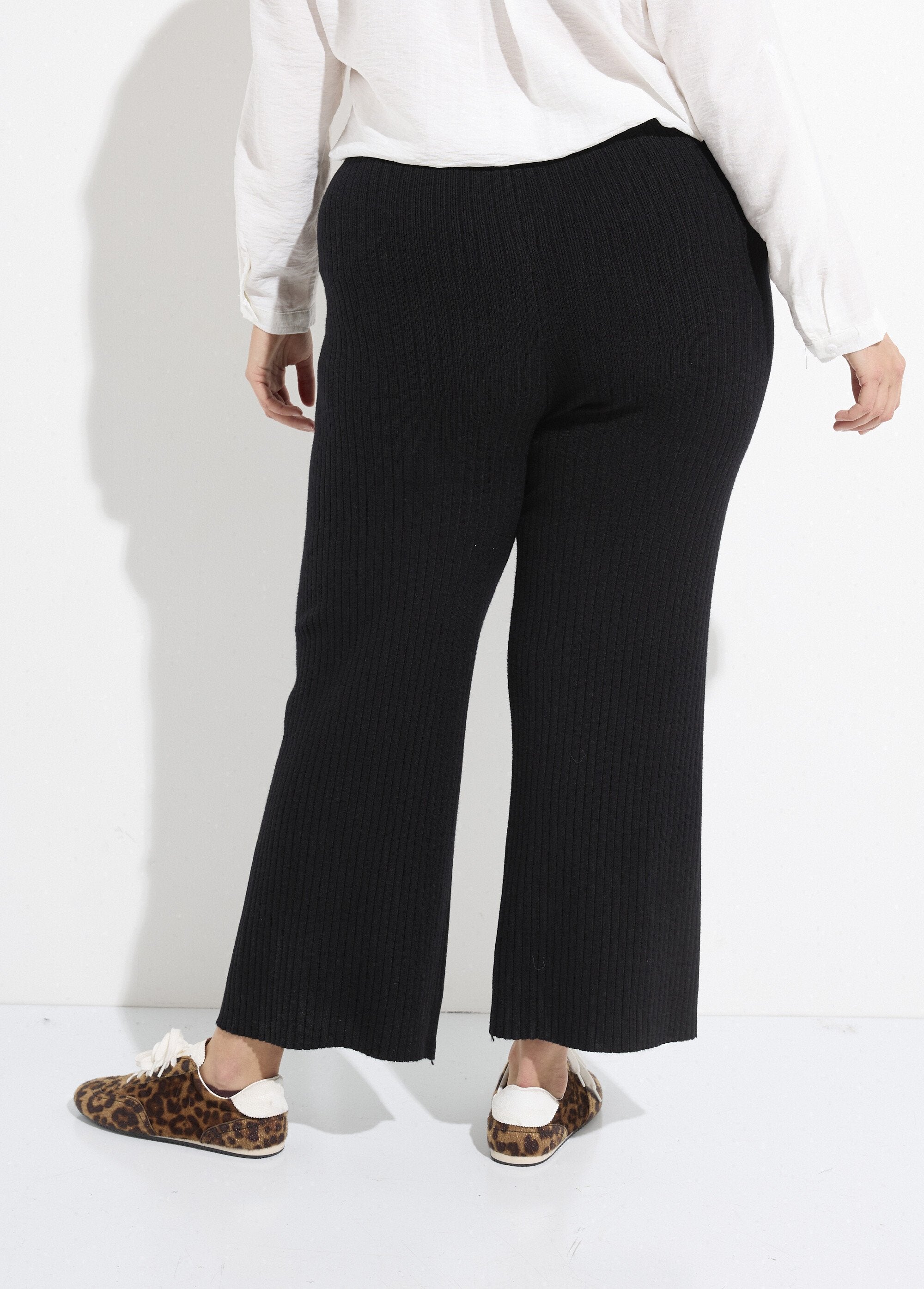 Comfortable_knit_pants,_wide_cut_Black_DO1_curvy