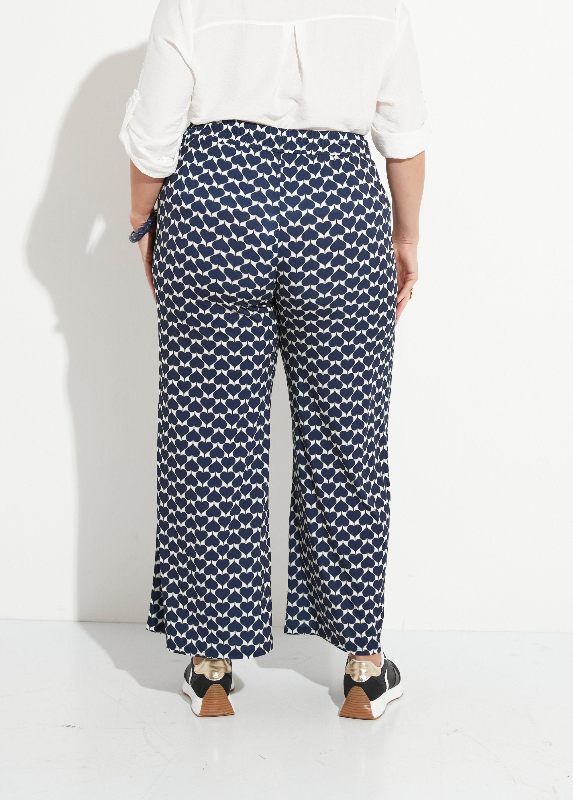 Wide_flowing_pants_with_heart_print_Marine_DO1_curvy