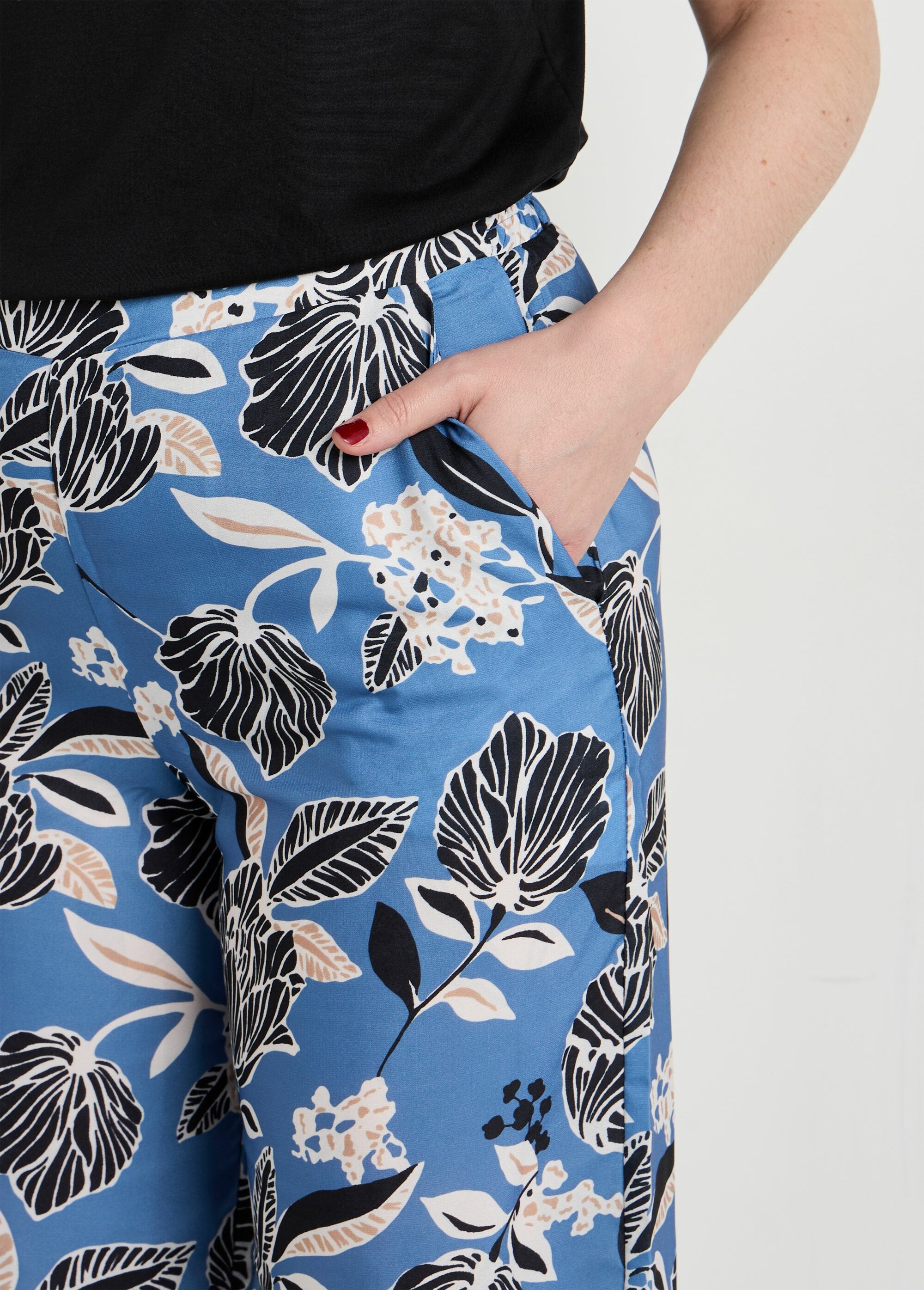 Satin_trousers_with_an_oriental_floral_pattern_Blue_prints_DE1_slim
