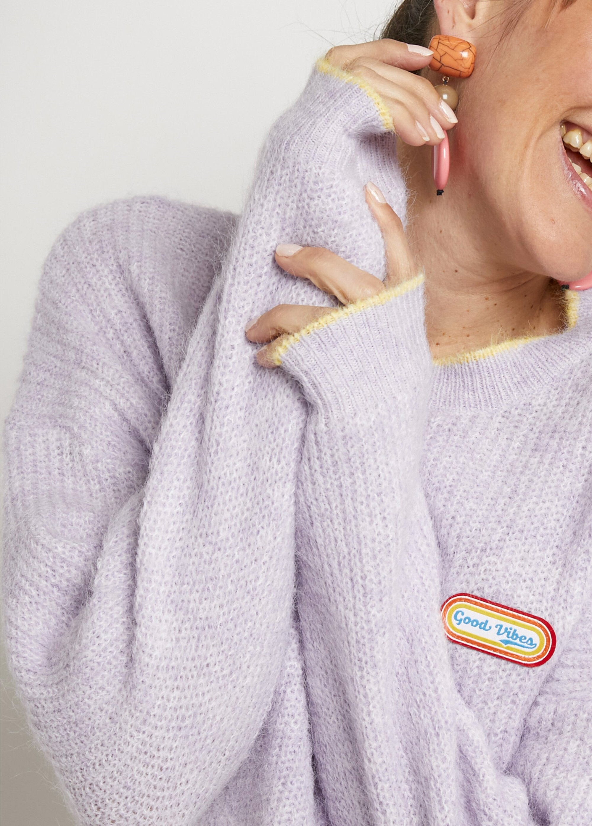 Warm_sweater_with_wool_message_patch_Light_purple_DE1_slim