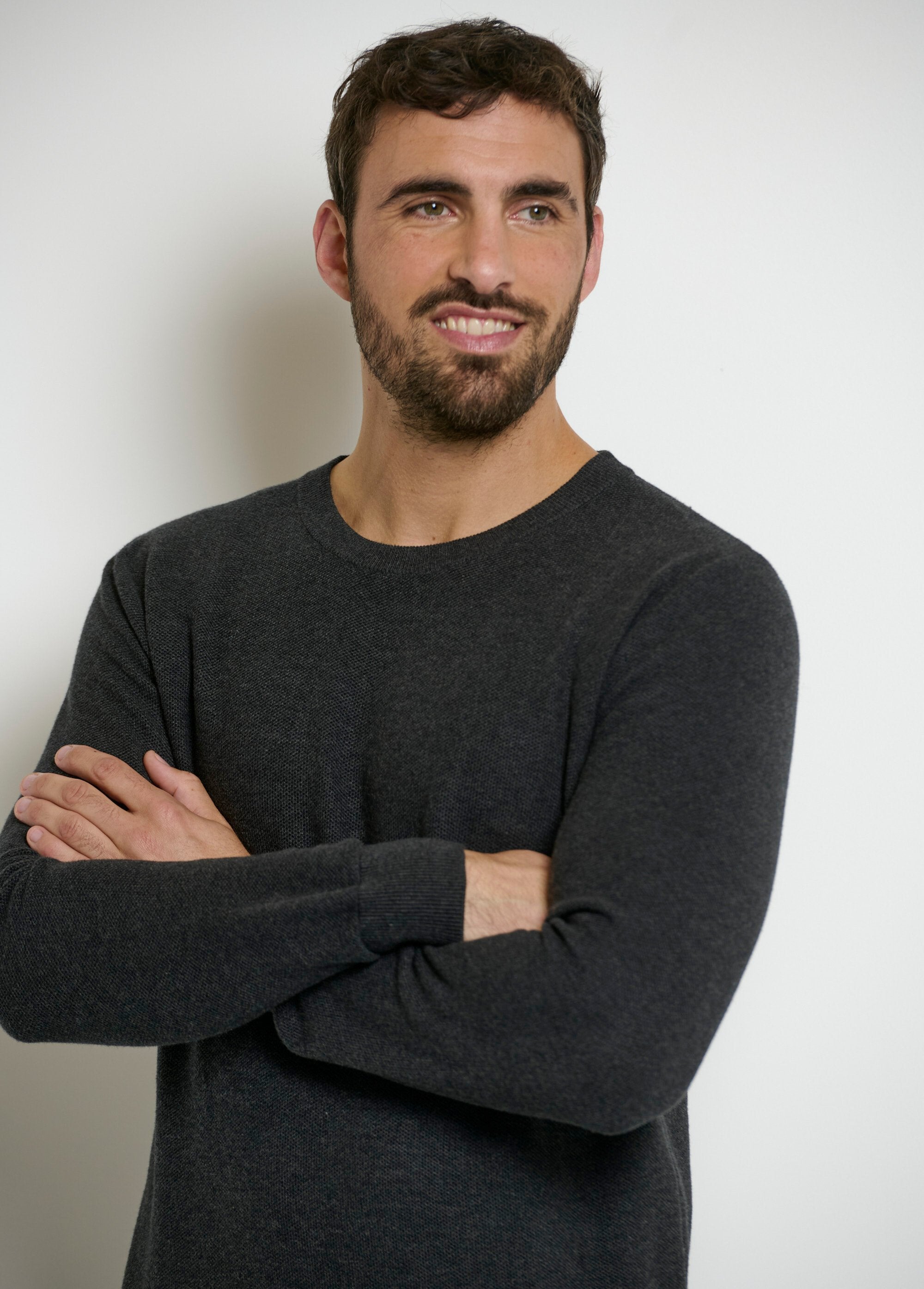 Round_neck_sweater_with_fancy_pique_knit_Gray_DE1_slim