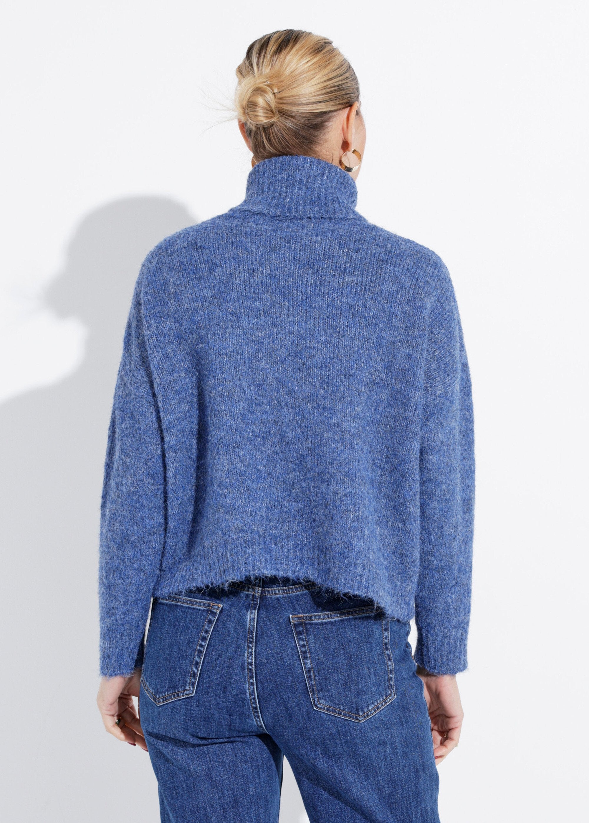 Chunky_knit_turtleneck_sweater_Blue_jeans_DO1_slim