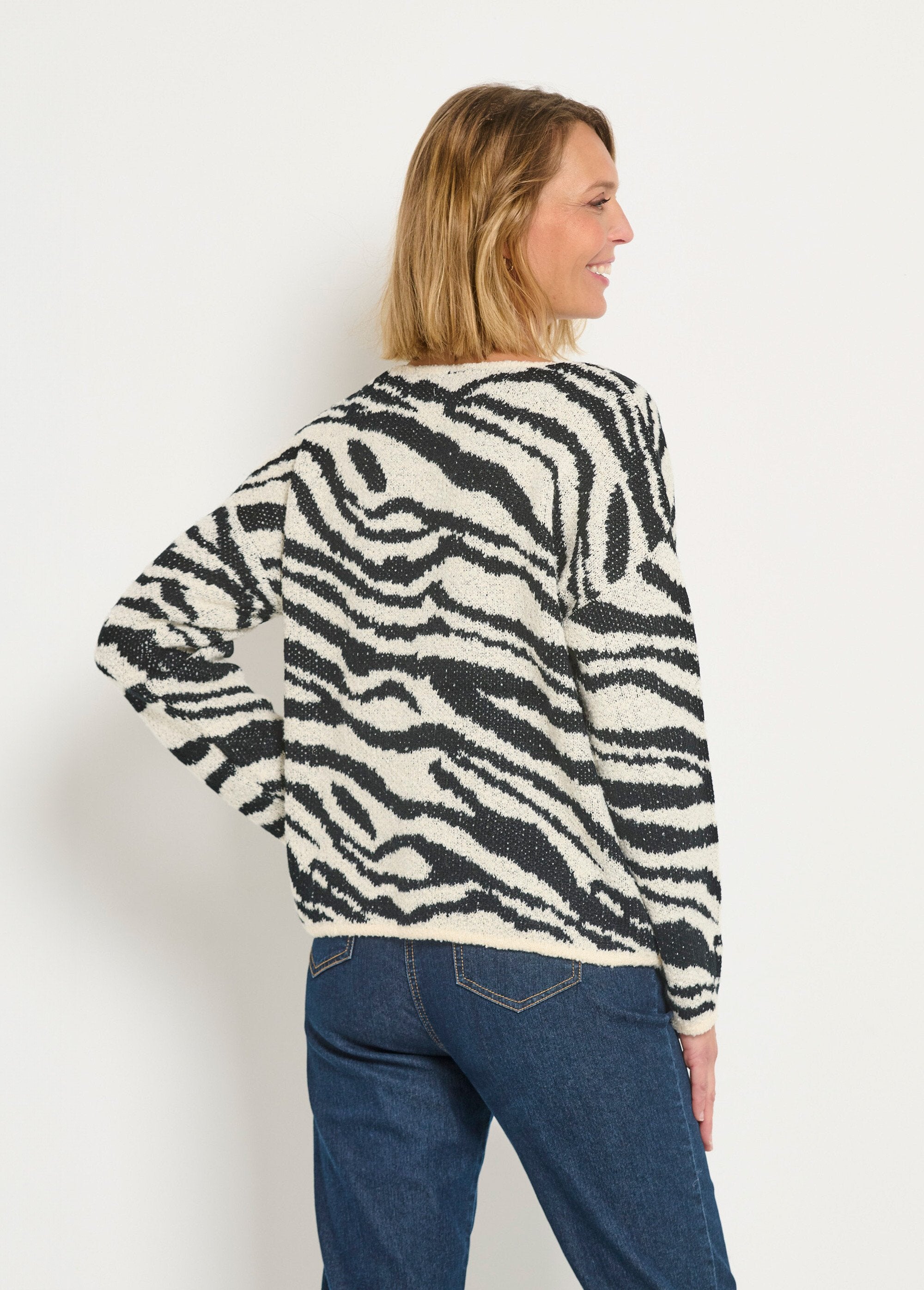 V-neck_sweater_with_fluffy_zebra_pattern_Black_and_white_DO1_slim