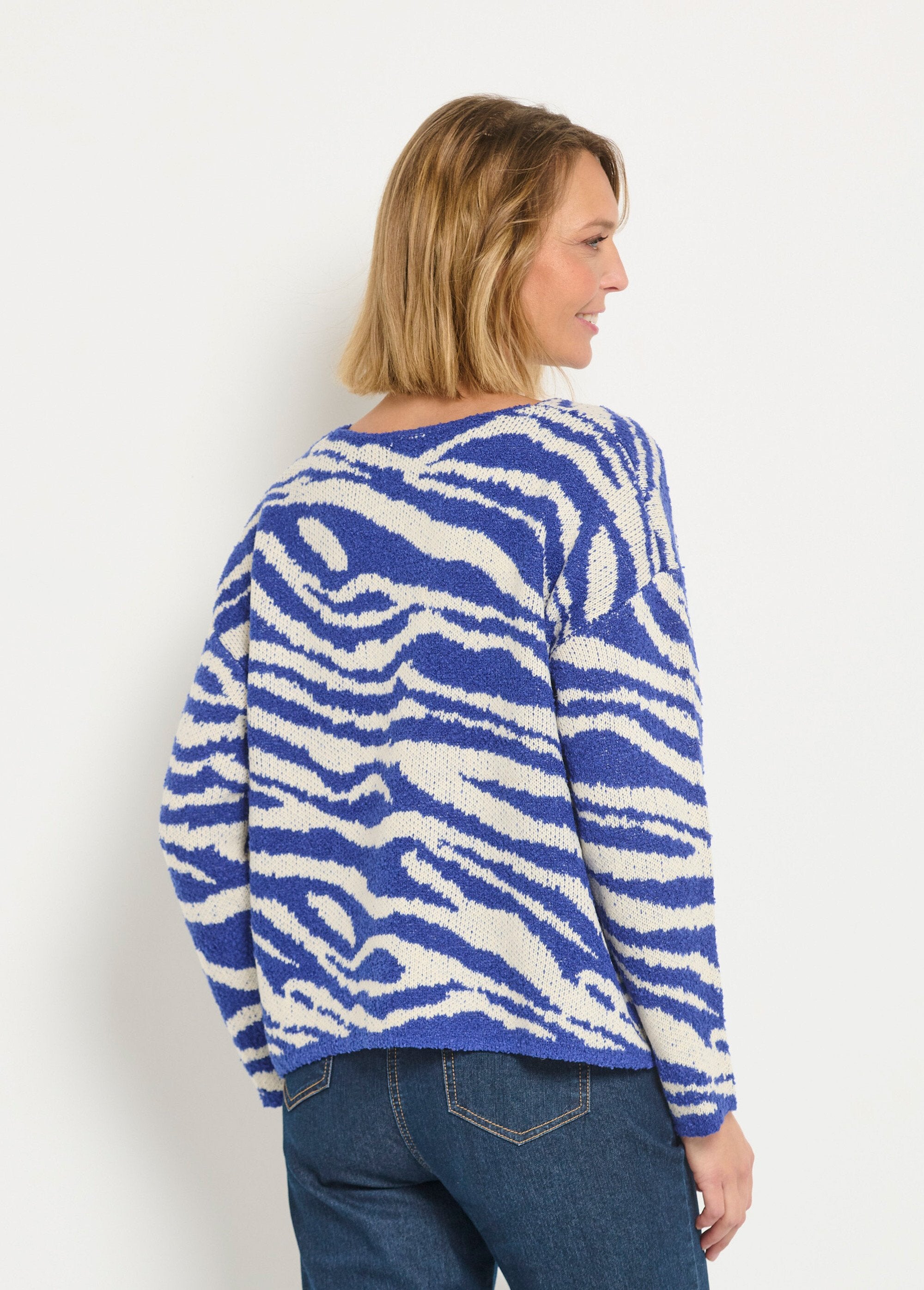 V-neck_sweater_with_fluffy_zebra_pattern_Blue_and_white_DO1_slim