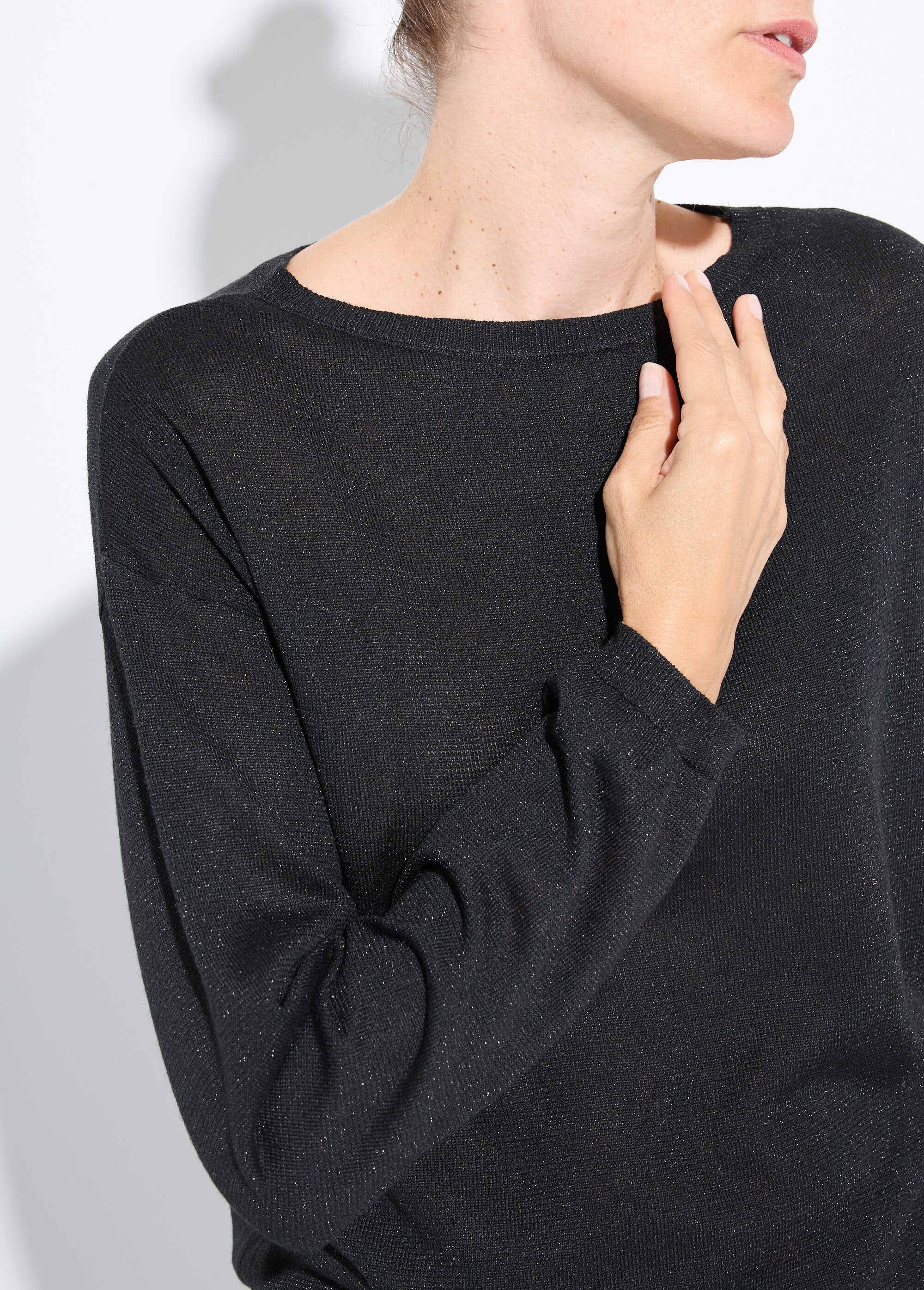 Cropped_sweater_in_fine_metallic_knit_Black_DE1_slim