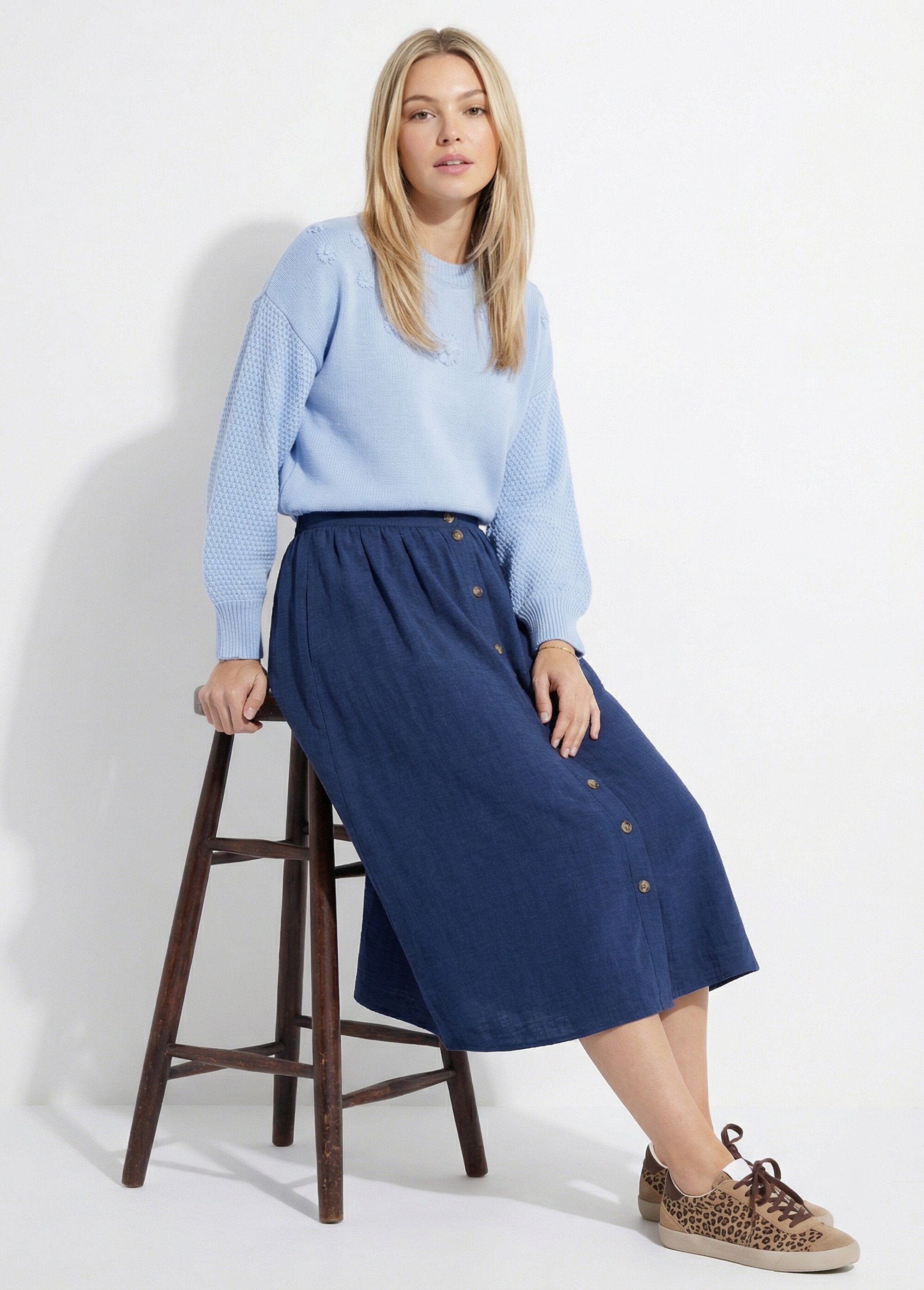 Pull_doux_fleurs_brodées_col_rond_Bleu_SF1_slim