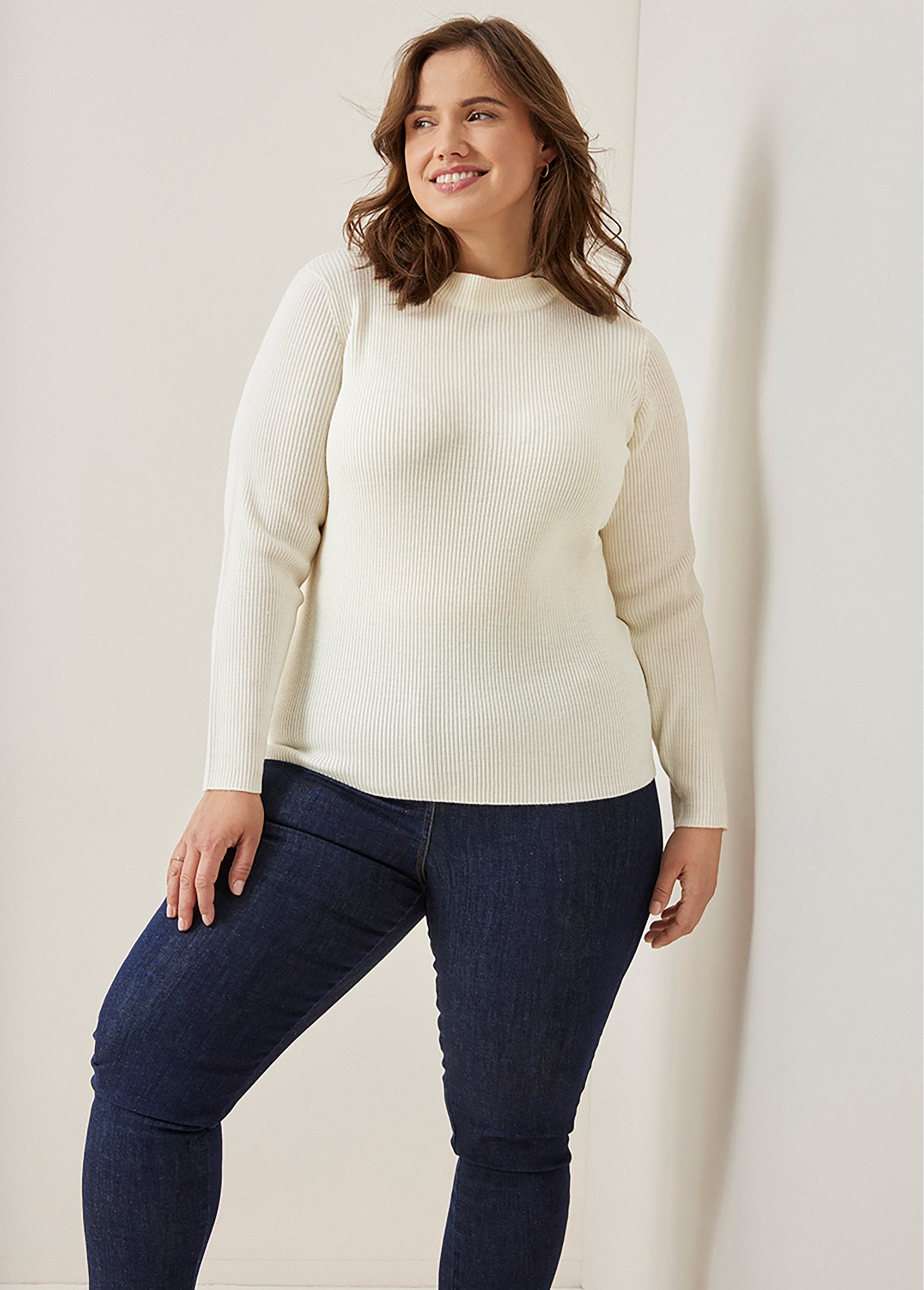Pull_court_col_montant_maille_côtelée_Ecru_FA1_curvy
