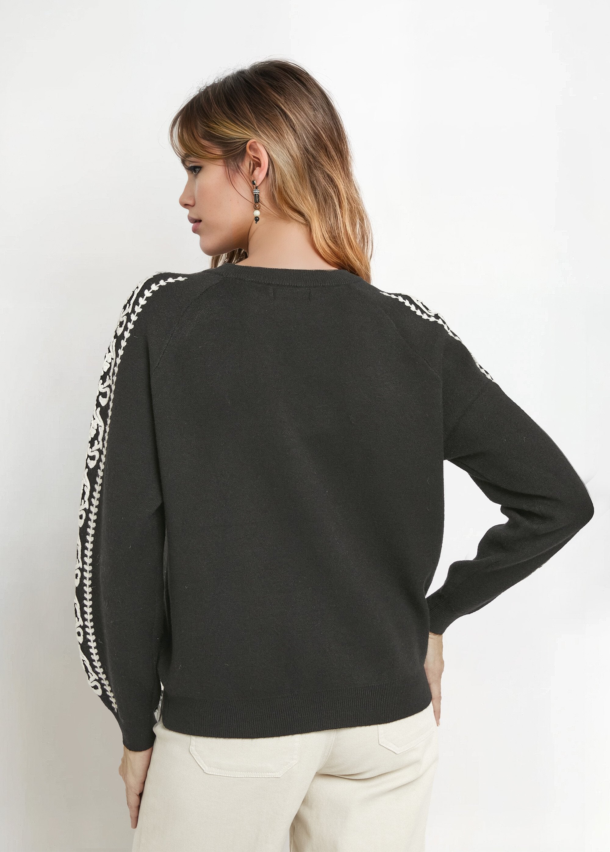 Thick_knit_sweater_with_embroidered_sleeves_Black_DO1_slim