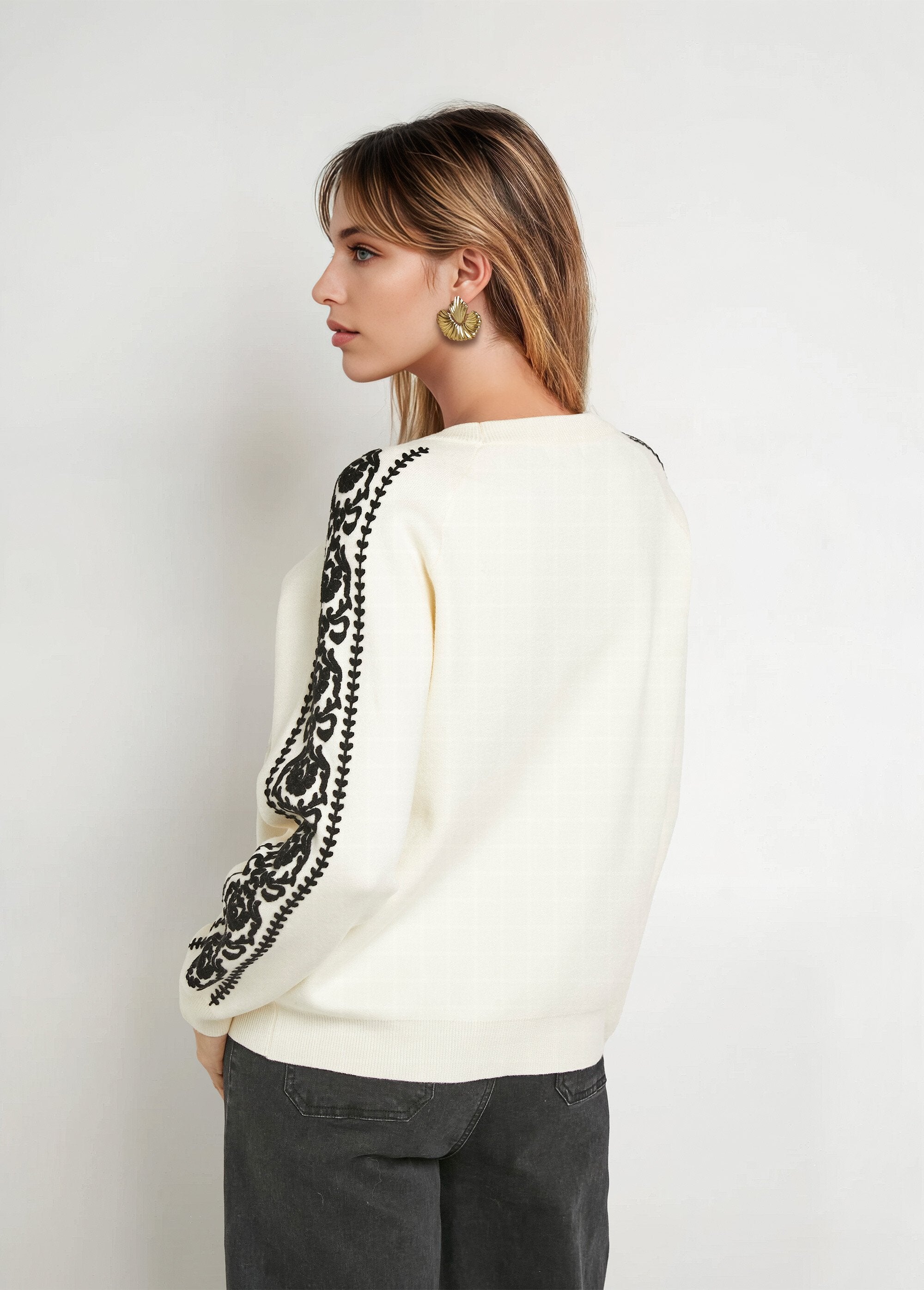 Thick_knit_sweater_with_embroidered_sleeves_Ecru_DO1_slim