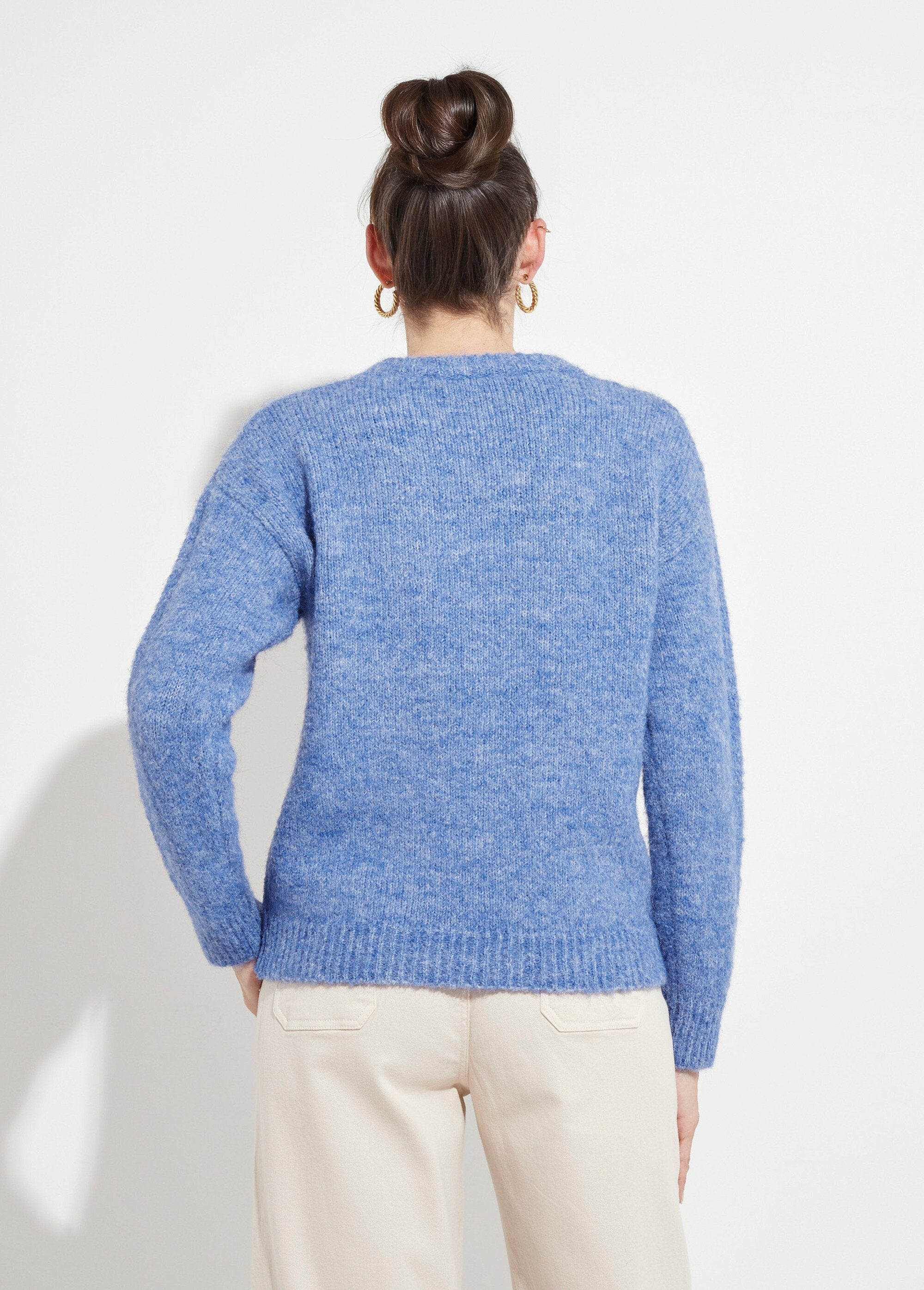 Soft_round_neck_sweater_with_embroidered_flowers_Blue_DO1_slim