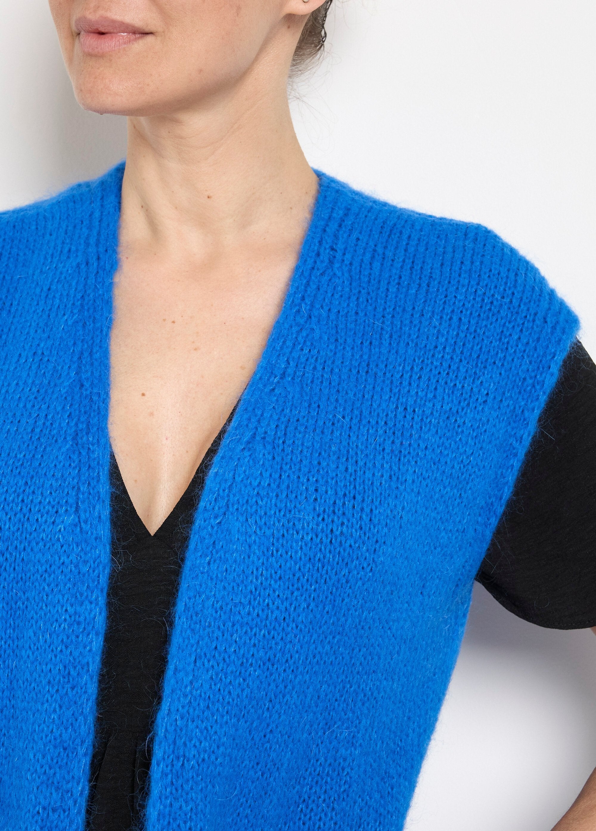 Sleeveless_sweater_with_mohair_and_wool_Bright_blue_DE1_slim