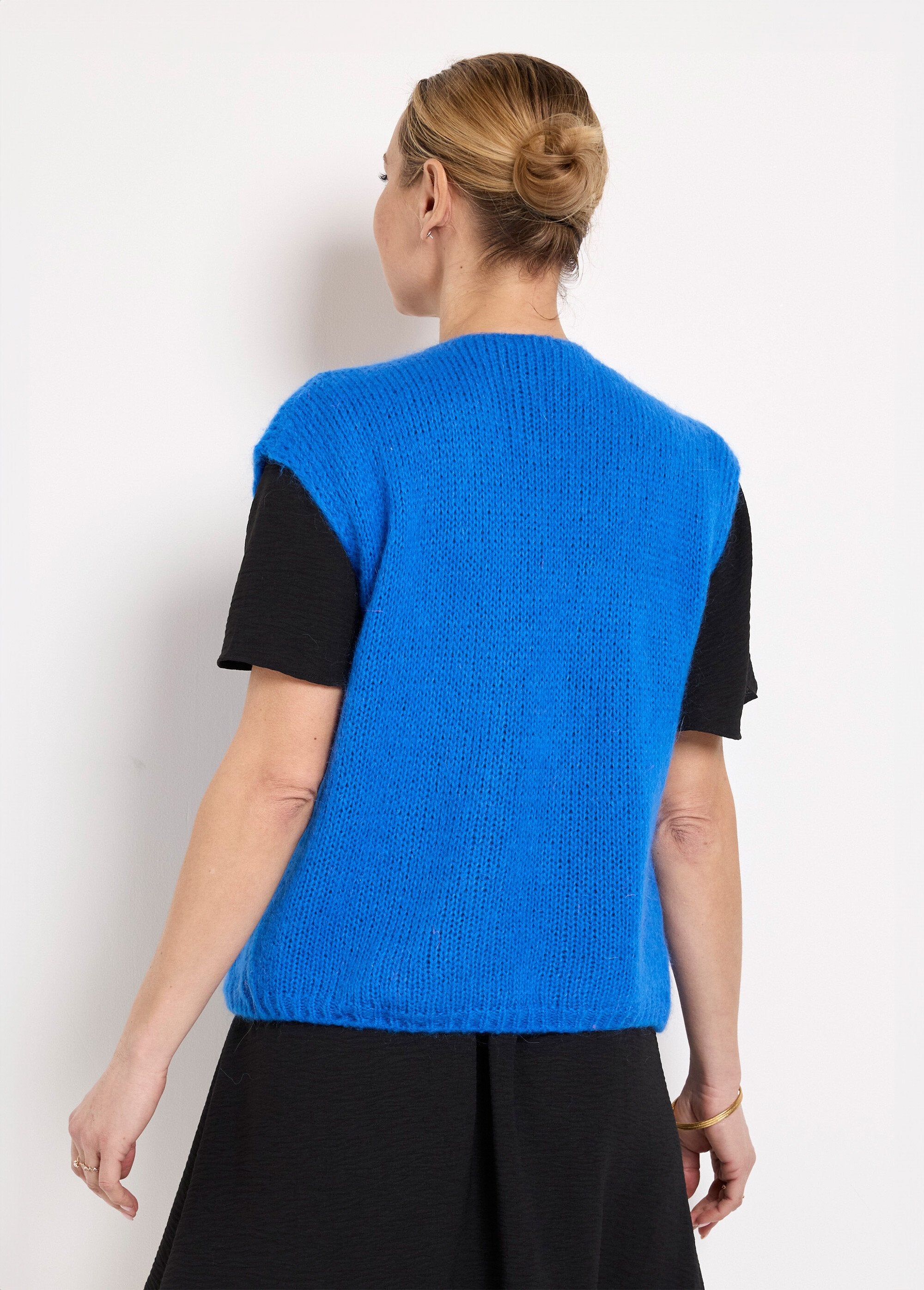 Sleeveless_sweater_with_mohair_and_wool_Bright_blue_DO1_slim