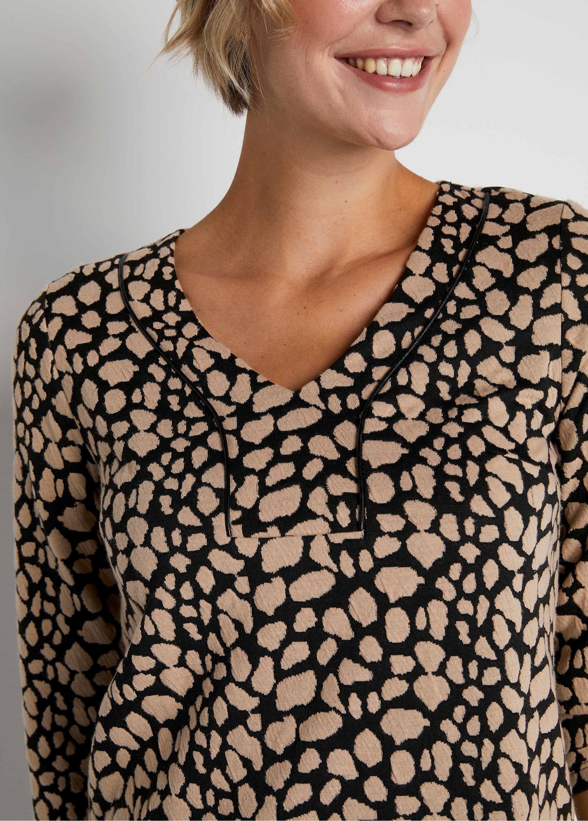 Loose_short_two-tone_jacquard_dress_Black_and_beige_DE2_slim