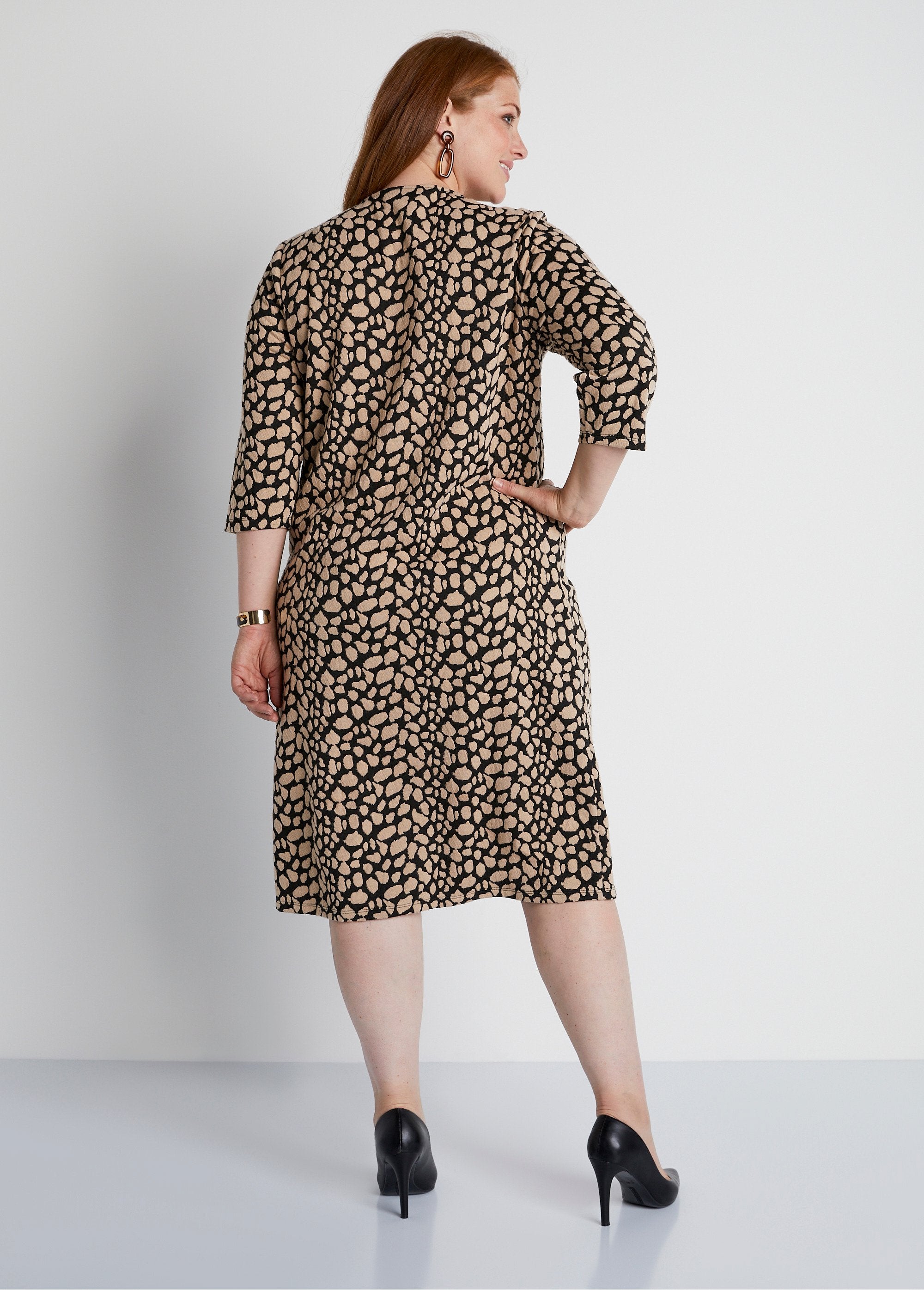 Loose_short_two-tone_jacquard_dress_Black_and_beige_DO1_curvy