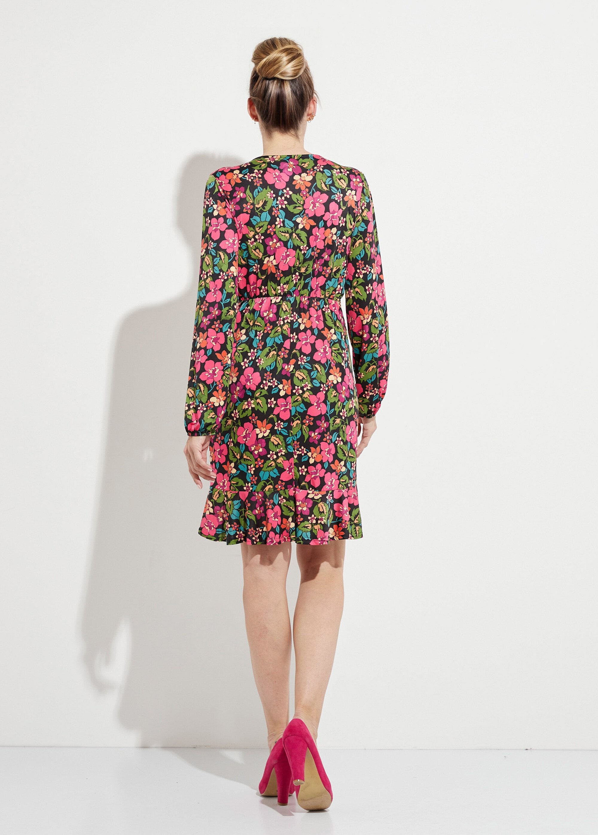 Short,_flared_floral_wrap_dress_Black_and_fuchsia_DO1_slim