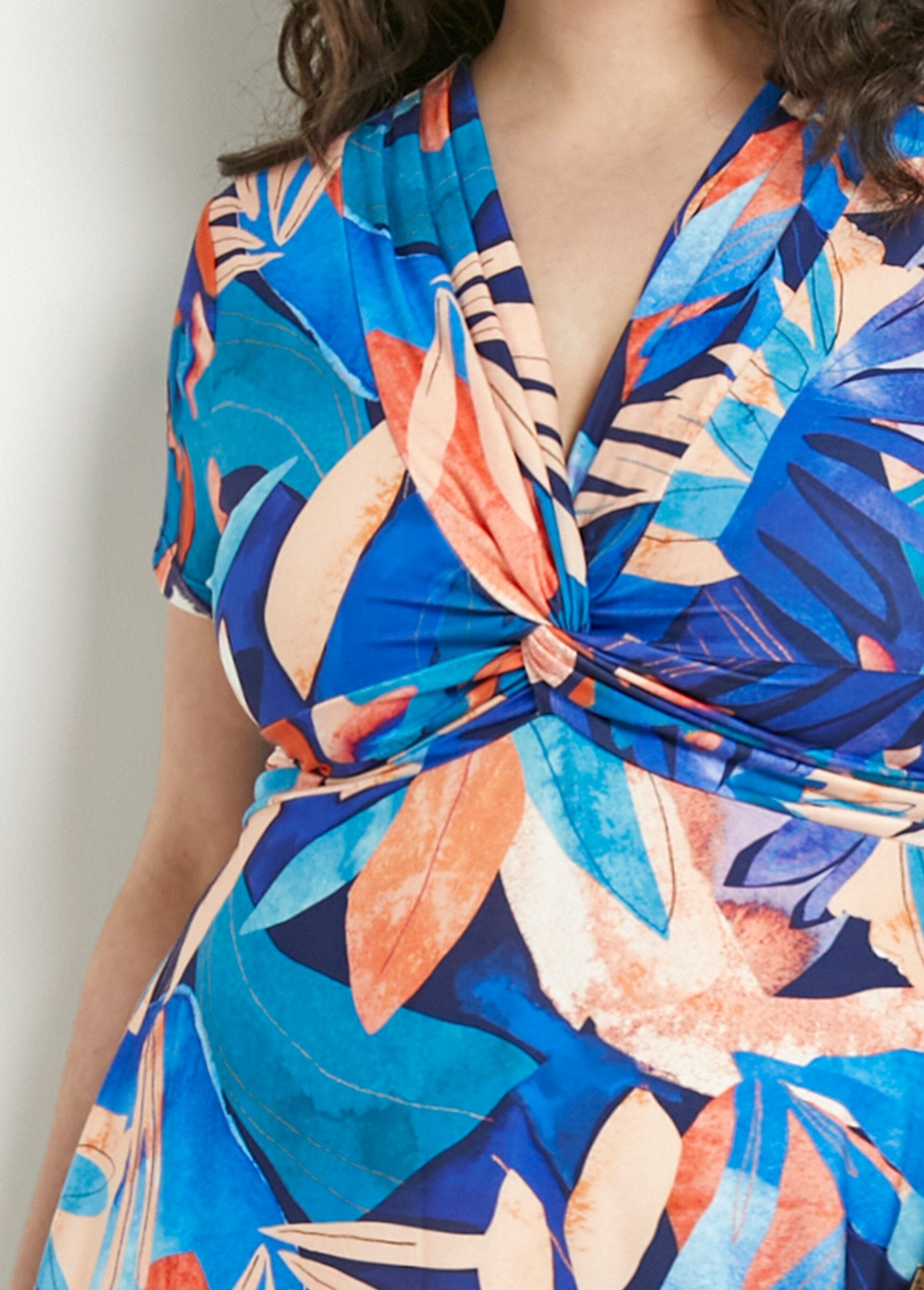 Short_V-neck_dress_with_draped_effect_and_foliage_print_Blue_and_orange_DE1_curvy