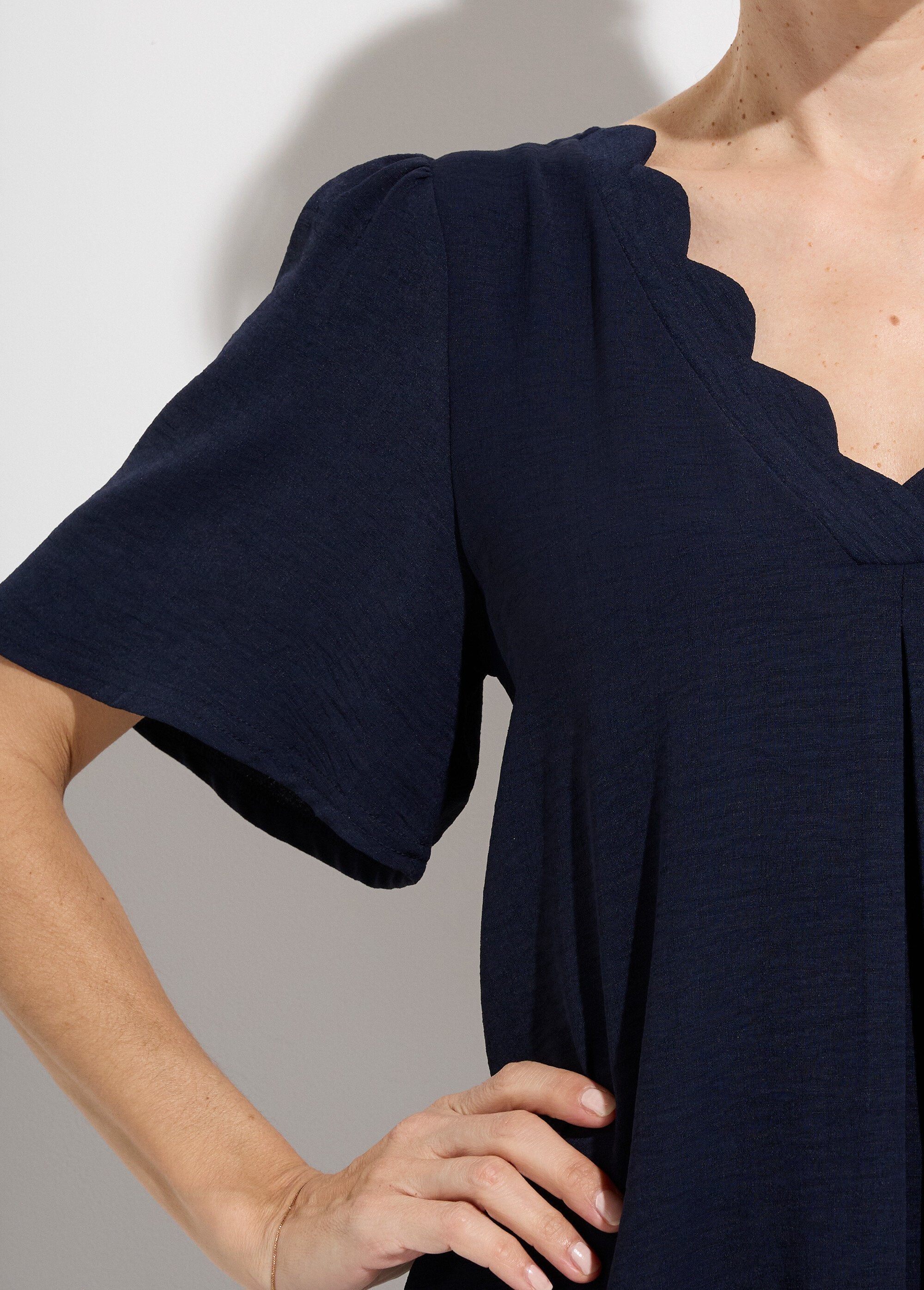 Short_straight_dress_with_scalloped_V-neck_Marine_DE1_slim